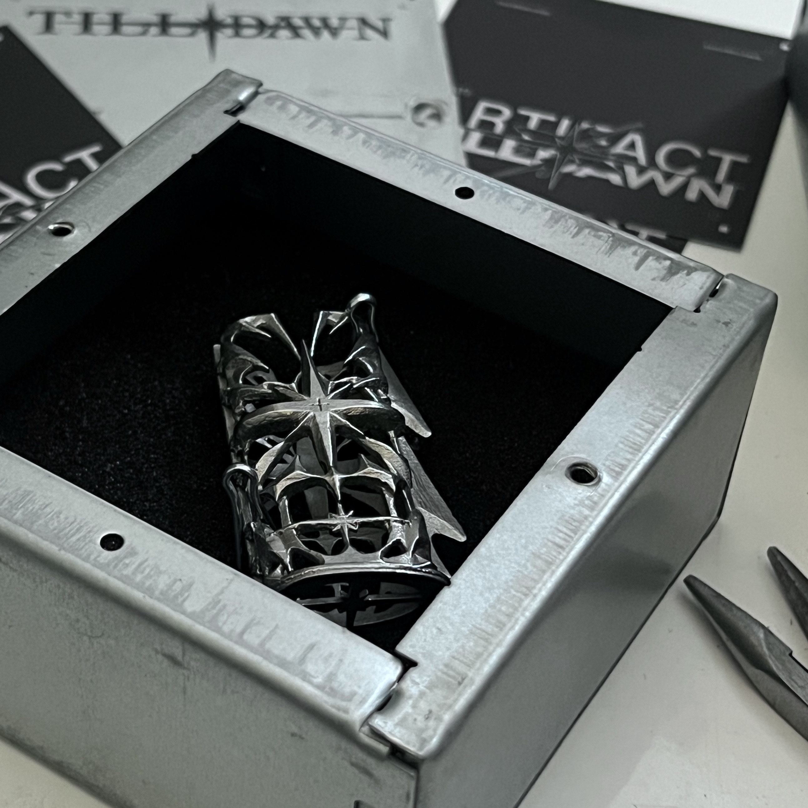 Test Artifact x Tilldawn Shard Lighter Case Leak Steel, Test Artifact Shard Lighter Case 002 Steel 착용 스타일 - 1