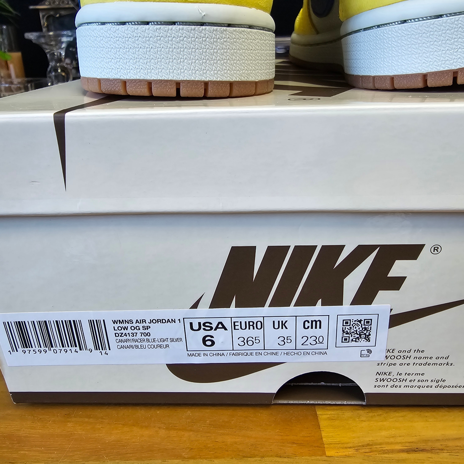 (W) Jordan 1 x Travis Scott Retro Low OG SP Canary 착용 스타일 - 5