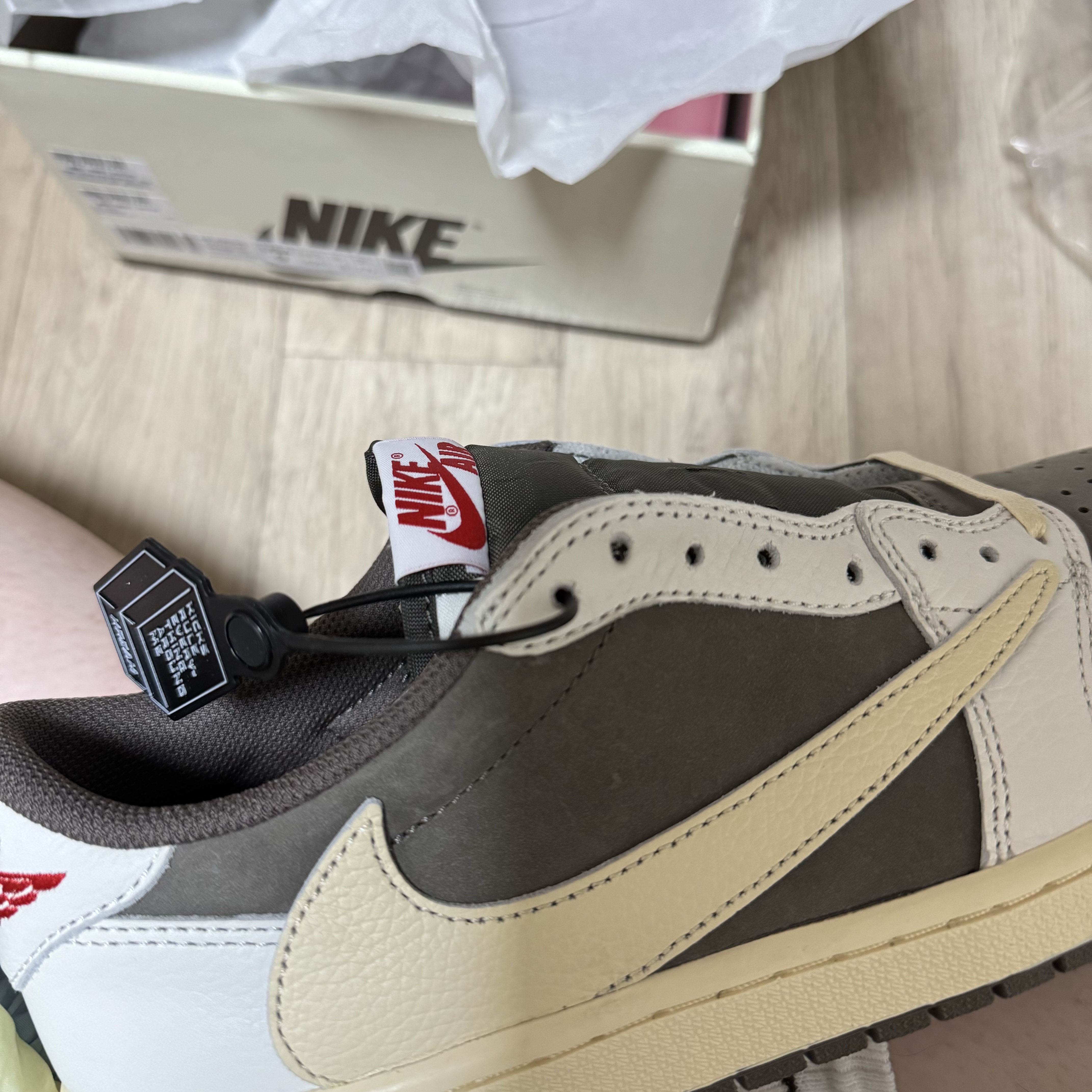 Jordan 1 x Travis Scott Retro Low OG SP Sail and Ridgerock 착용 스타일 - 1