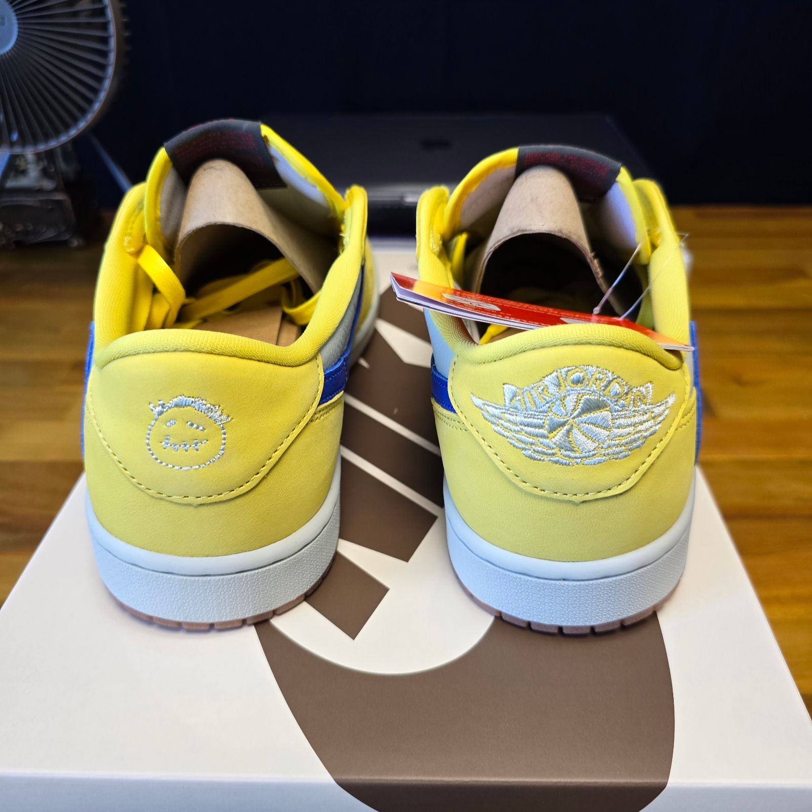 (W) Jordan 1 x Travis Scott Retro Low OG SP Canary 착용 스타일 - 3