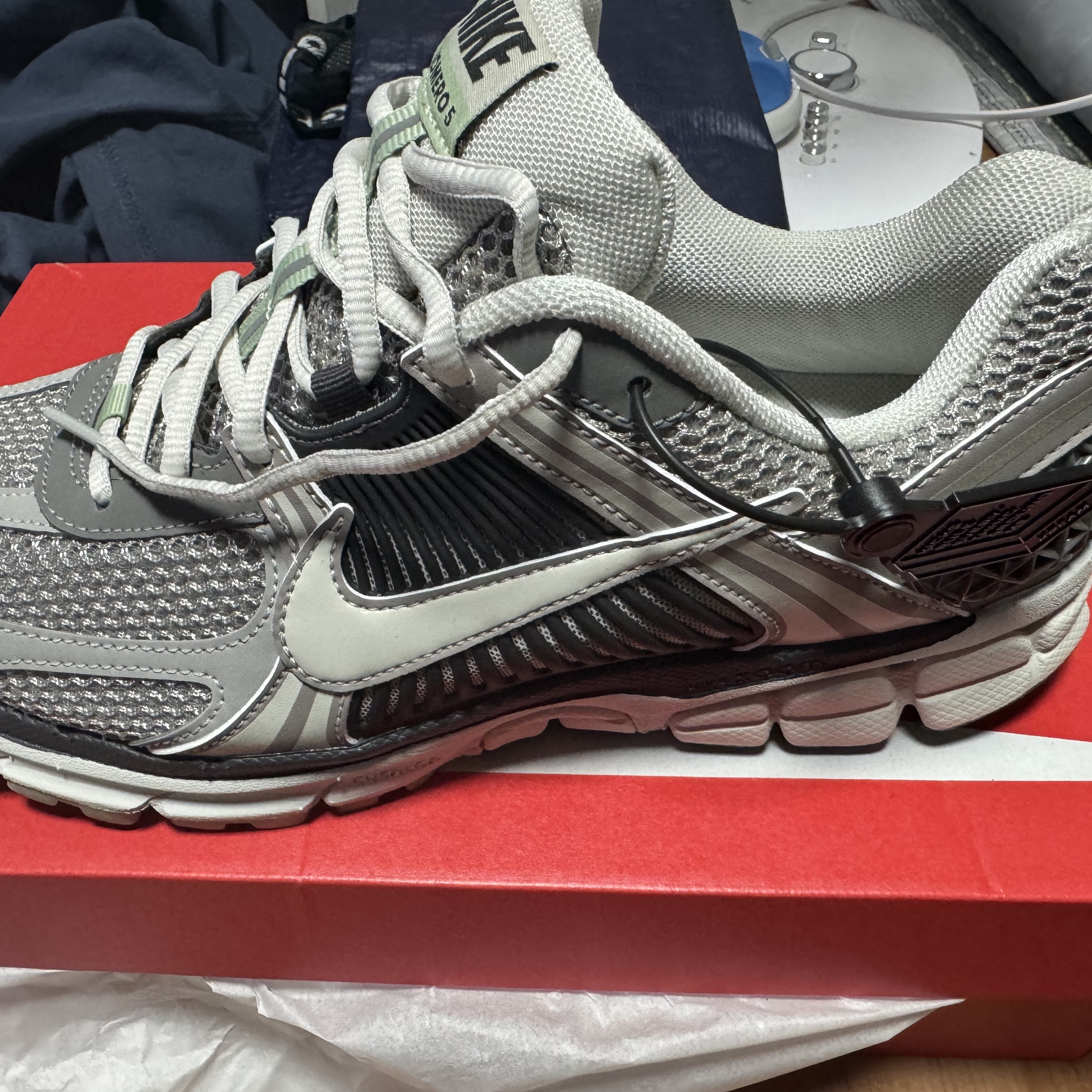 (W) Nike Zoom Vomero 5 Cobblestone and Flat Pewter 착용 스타일