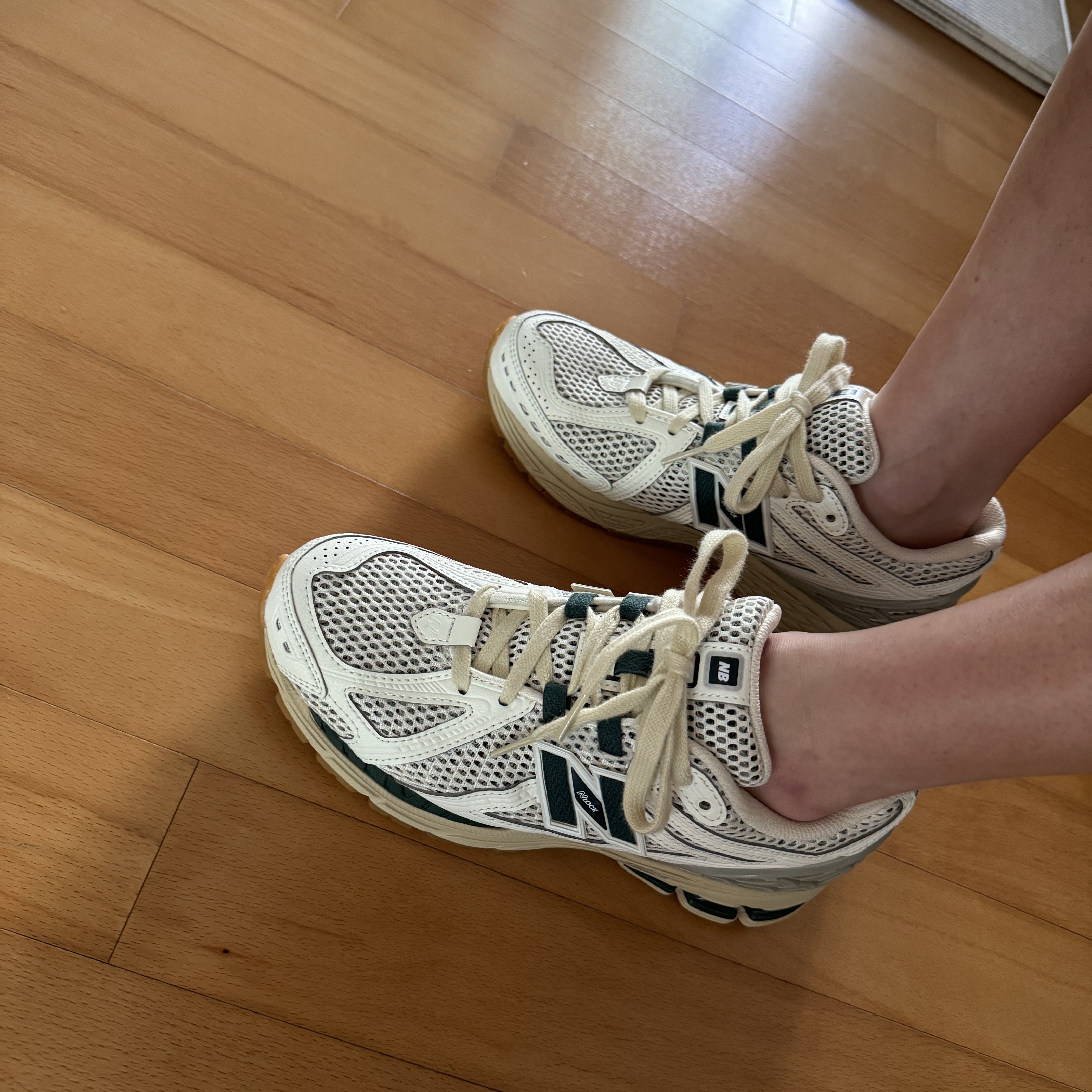 New Balance 1906R Silver Green 착용 스타일