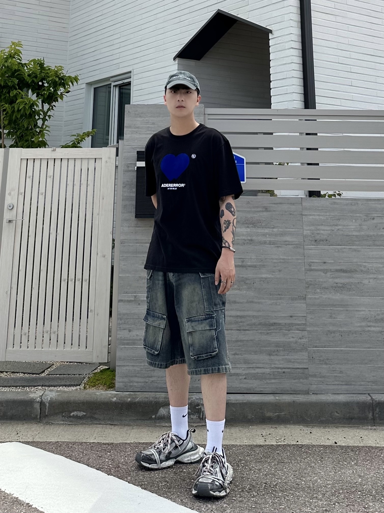 Balenciaga 3XL Sneakers Grey White Red, Ader Error Twin Heart Logo T-Shirt Noir 착용 스타일 - 1