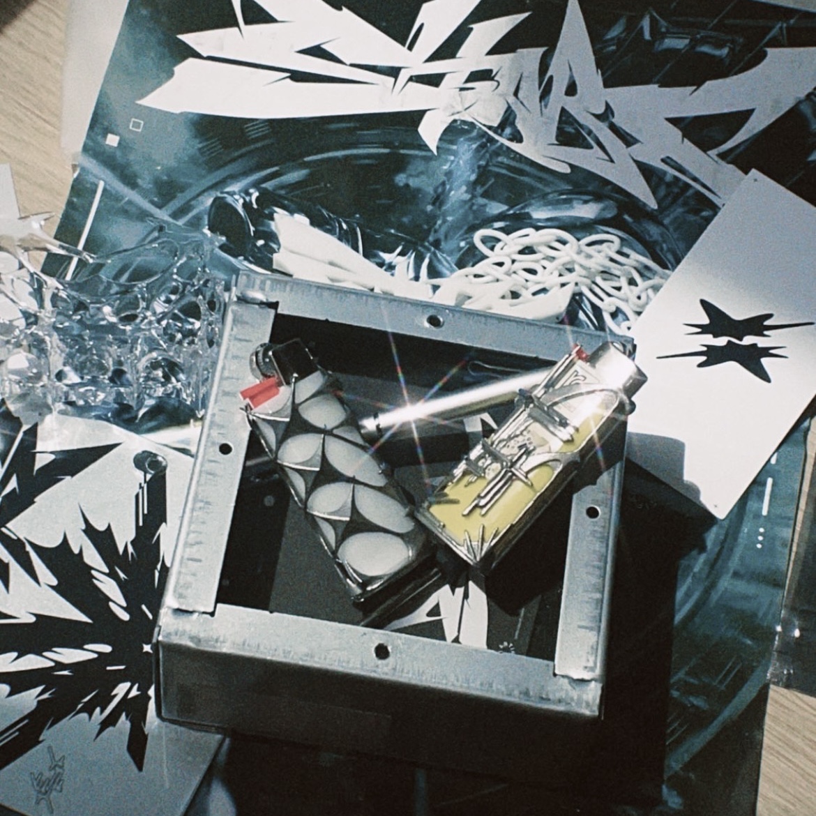 Test Artifact Shard Lighter Case 002 Steel, Test Artifact Shard Lighter Case 001 Steel 착용 스타일