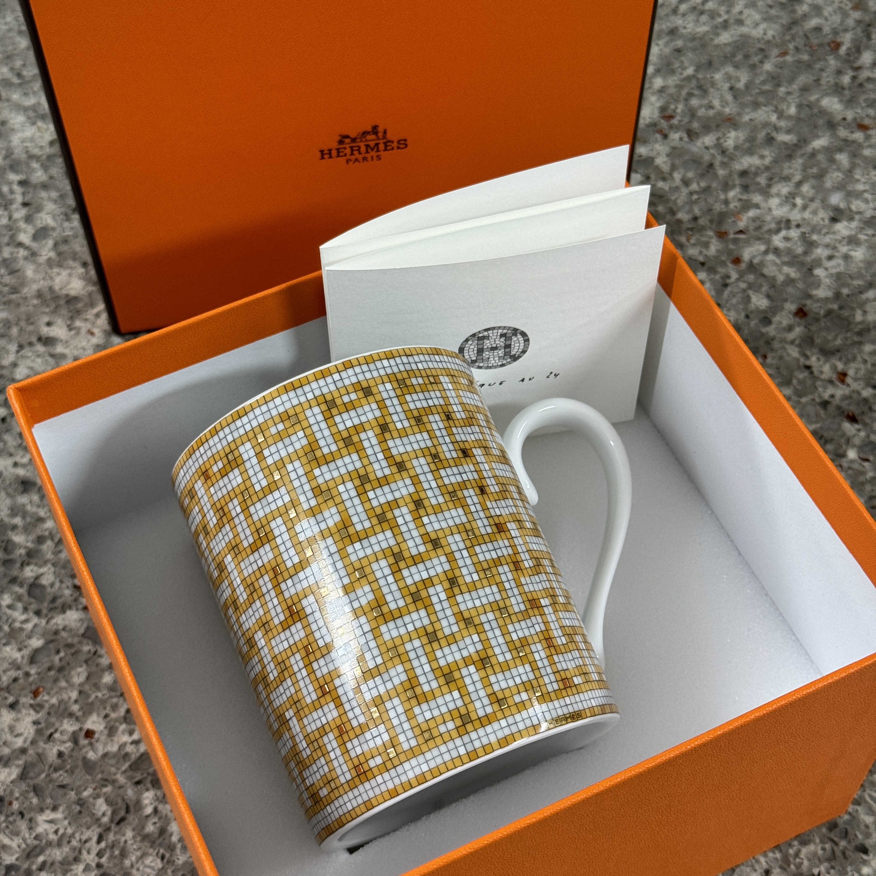 Hermes Mosaique Au 24 Mug Gold 착용 스타일