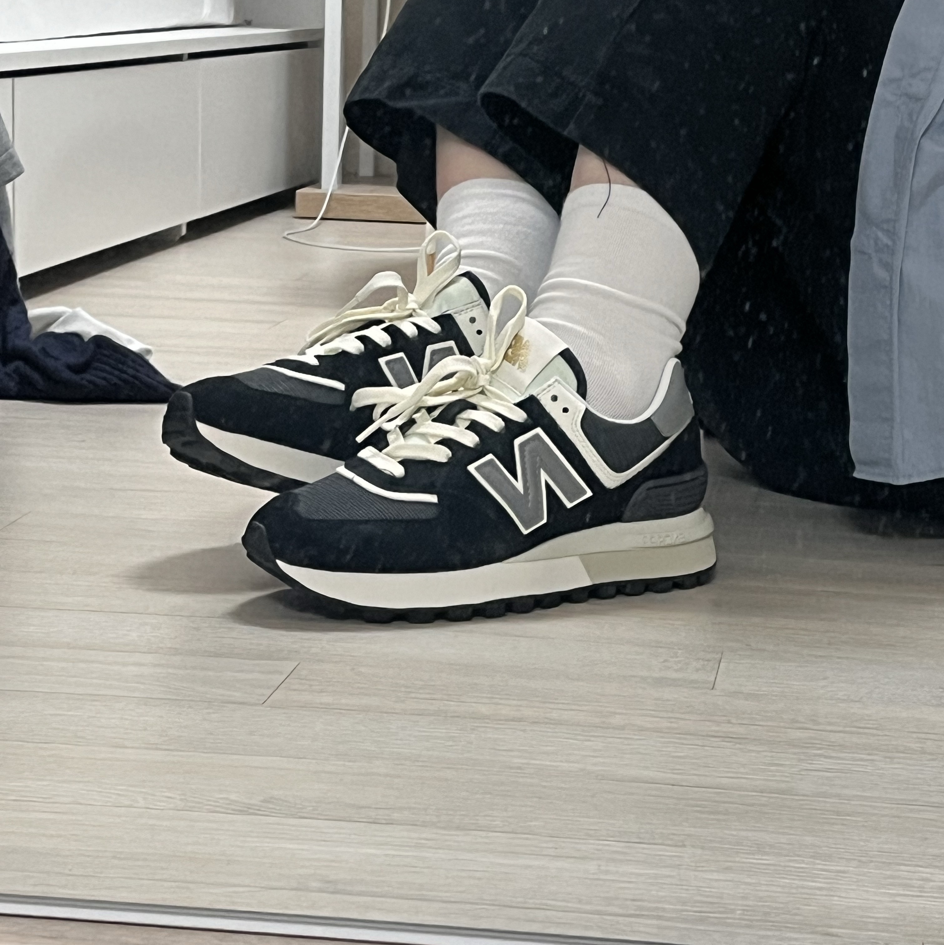 New Balance 574 Legacy Black 착용 스타일 - 1