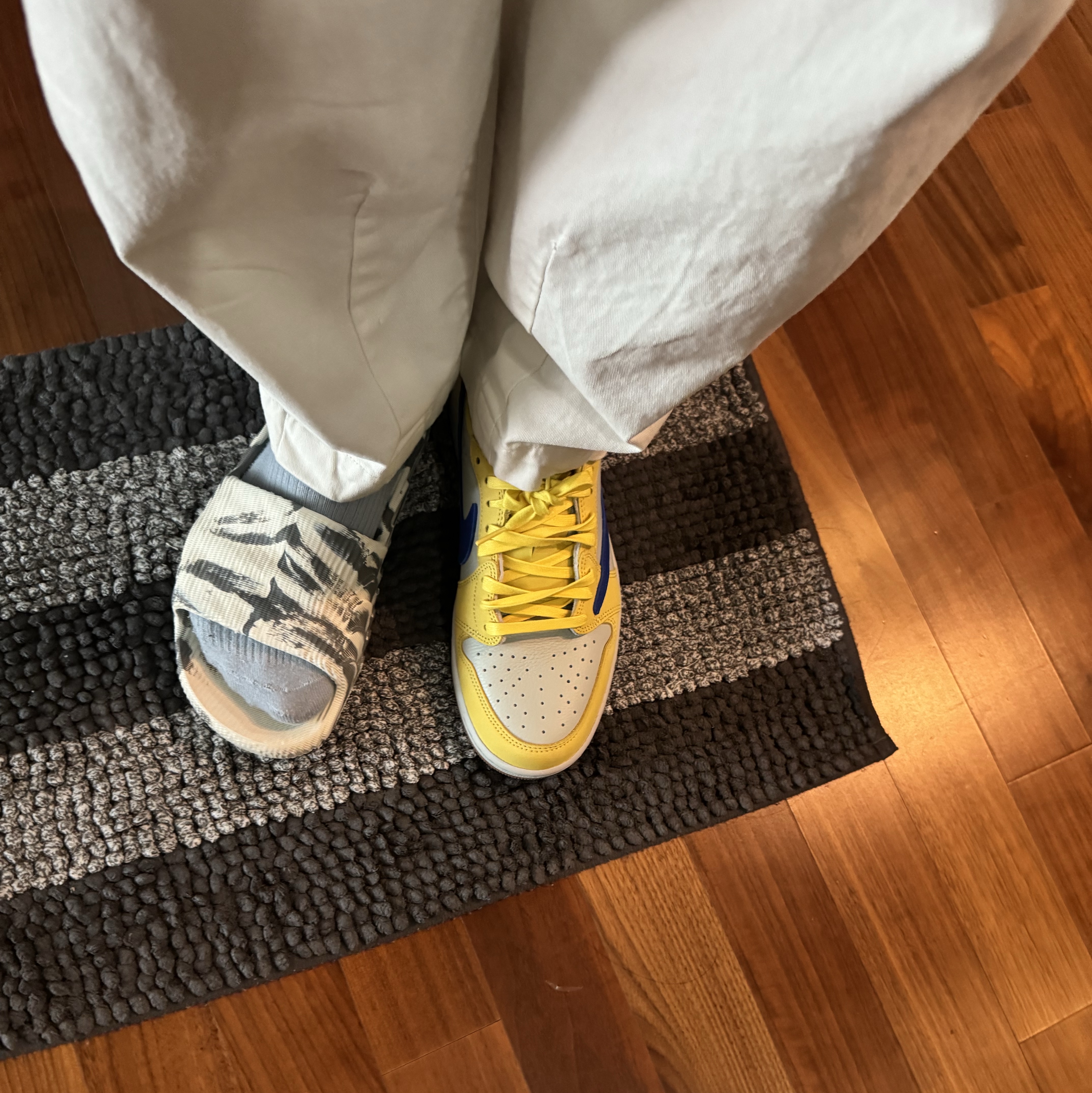 (W) Jordan 1 x Travis Scott Retro Low OG SP Canary 착용 스타일 - 2