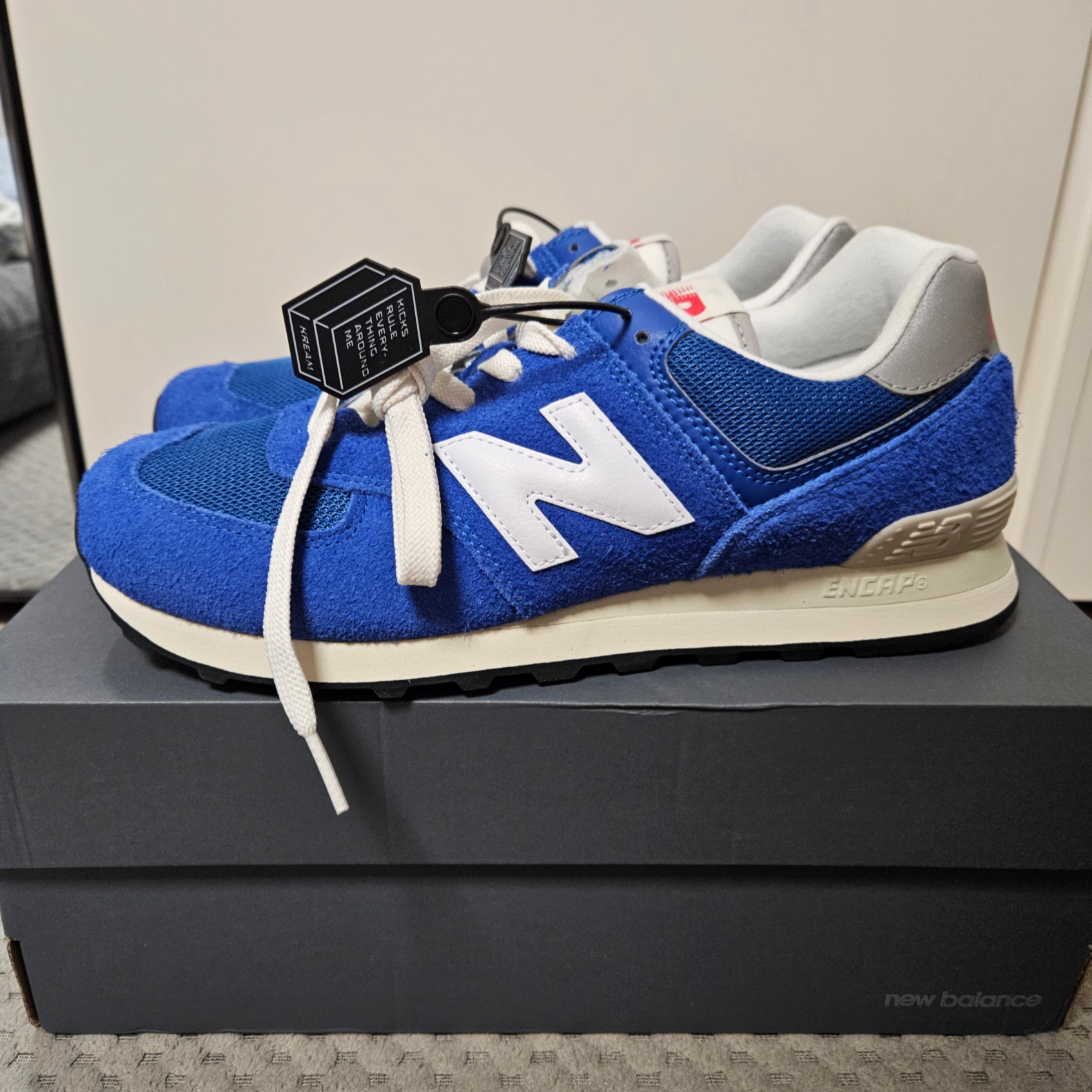 New Balance 574 Heritage Blue White 착용 스타일 - 2