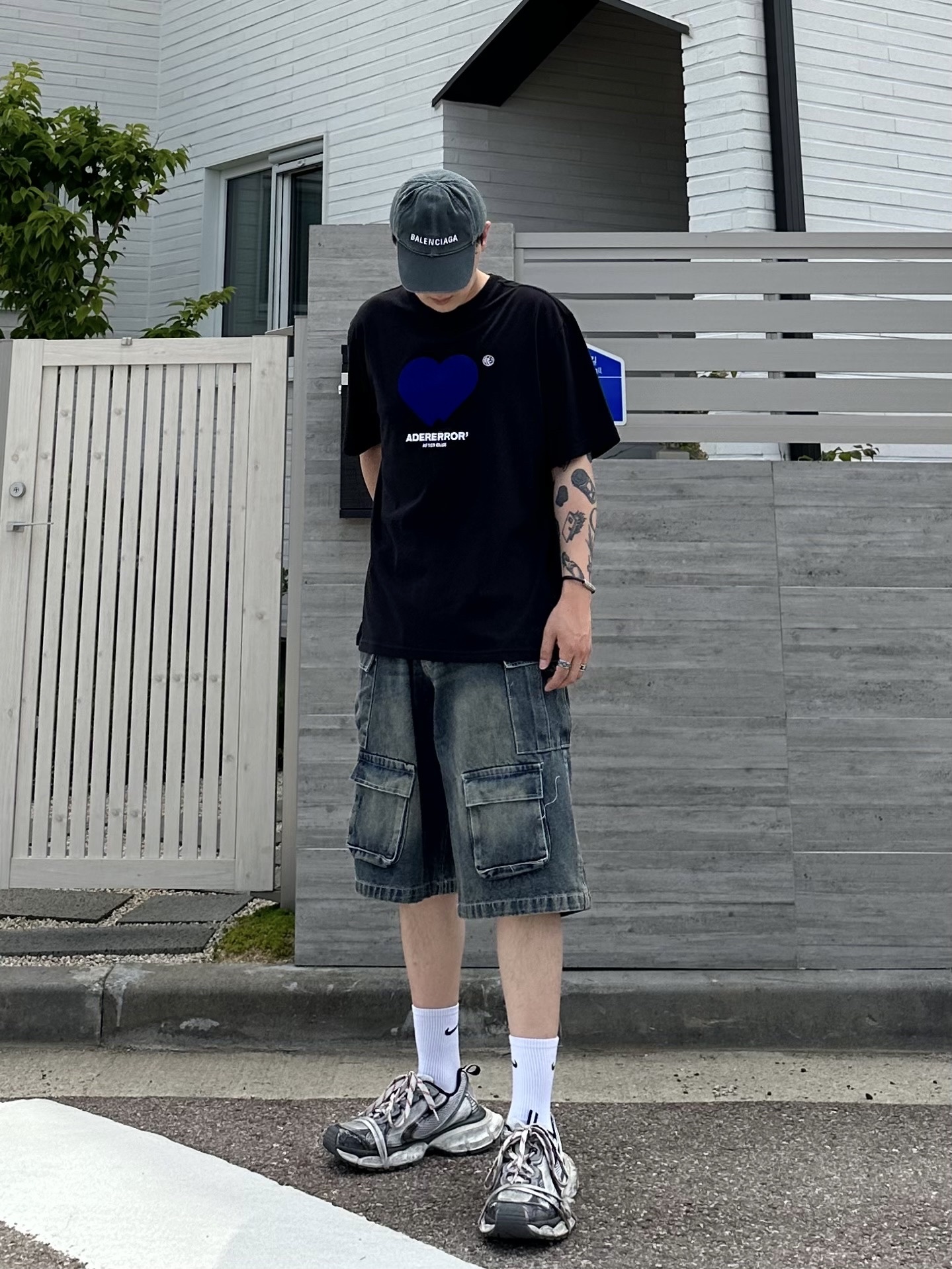 Balenciaga 3XL Sneakers Grey White Red, Ader Error Twin Heart Logo T-Shirt Noir 착용 스타일 - 2