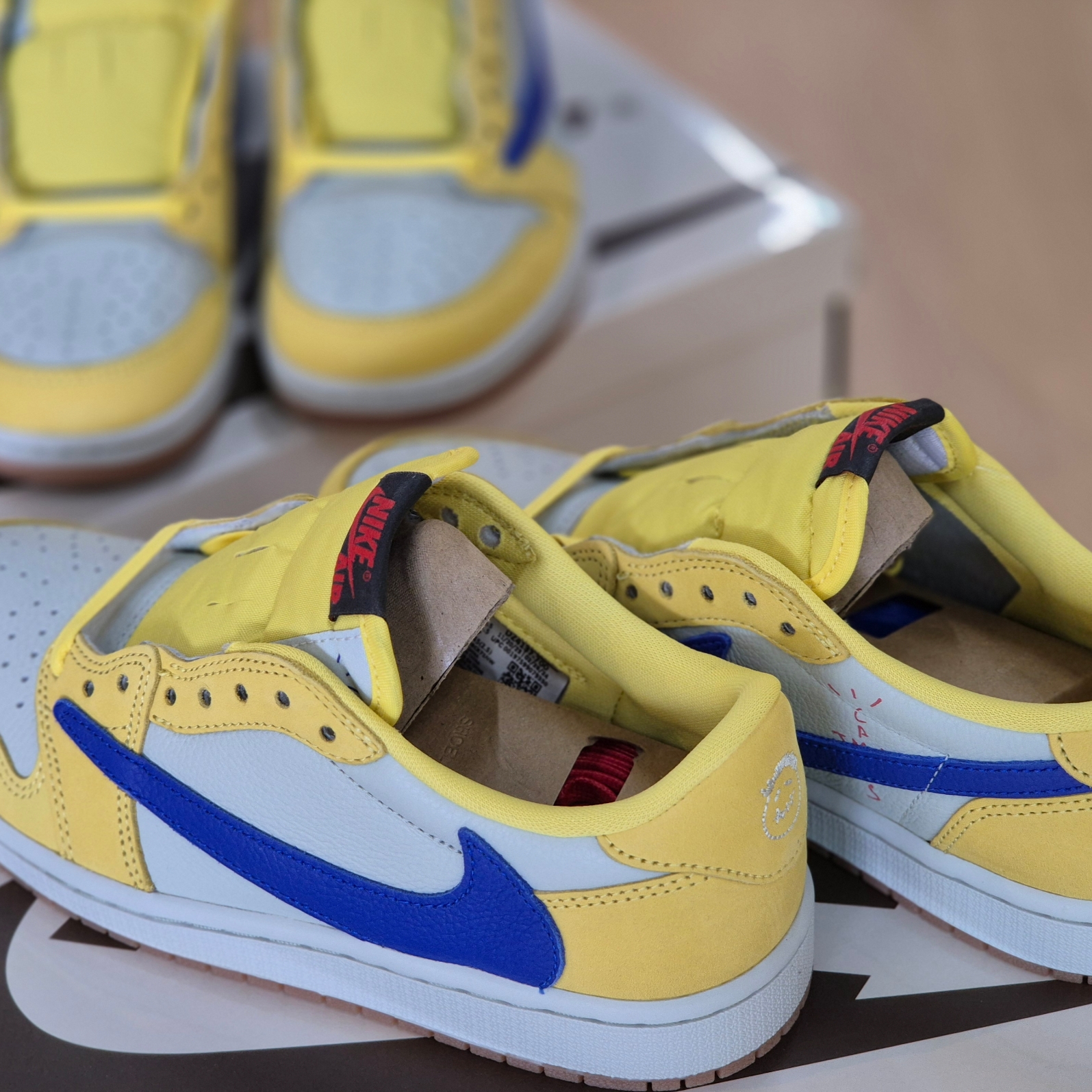(W) Jordan 1 x Travis Scott Retro Low OG SP Canary 착용 스타일 - 1