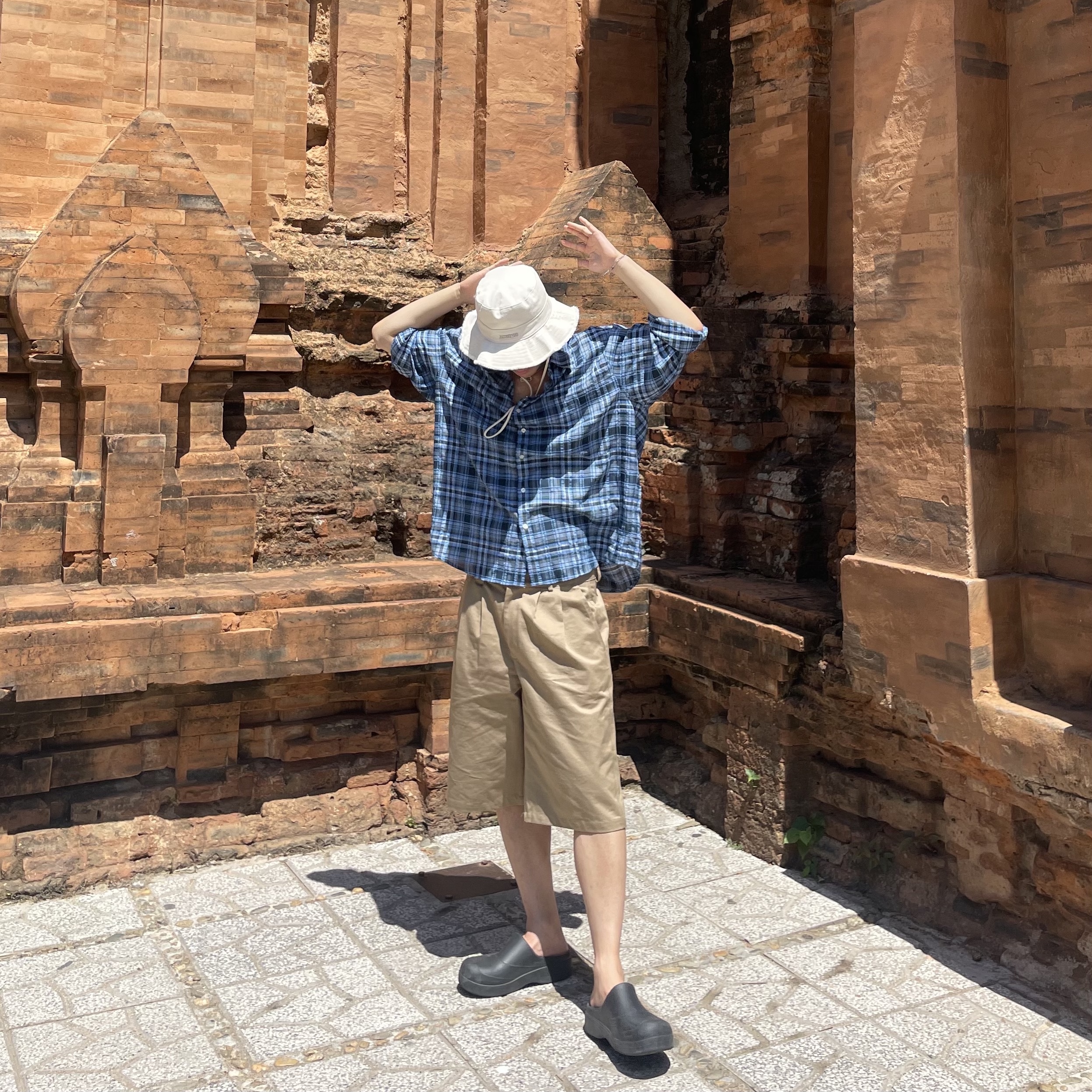 Jacquemus Le Bob Artichaut Bucket Hat Off White 착용 스타일 - 2