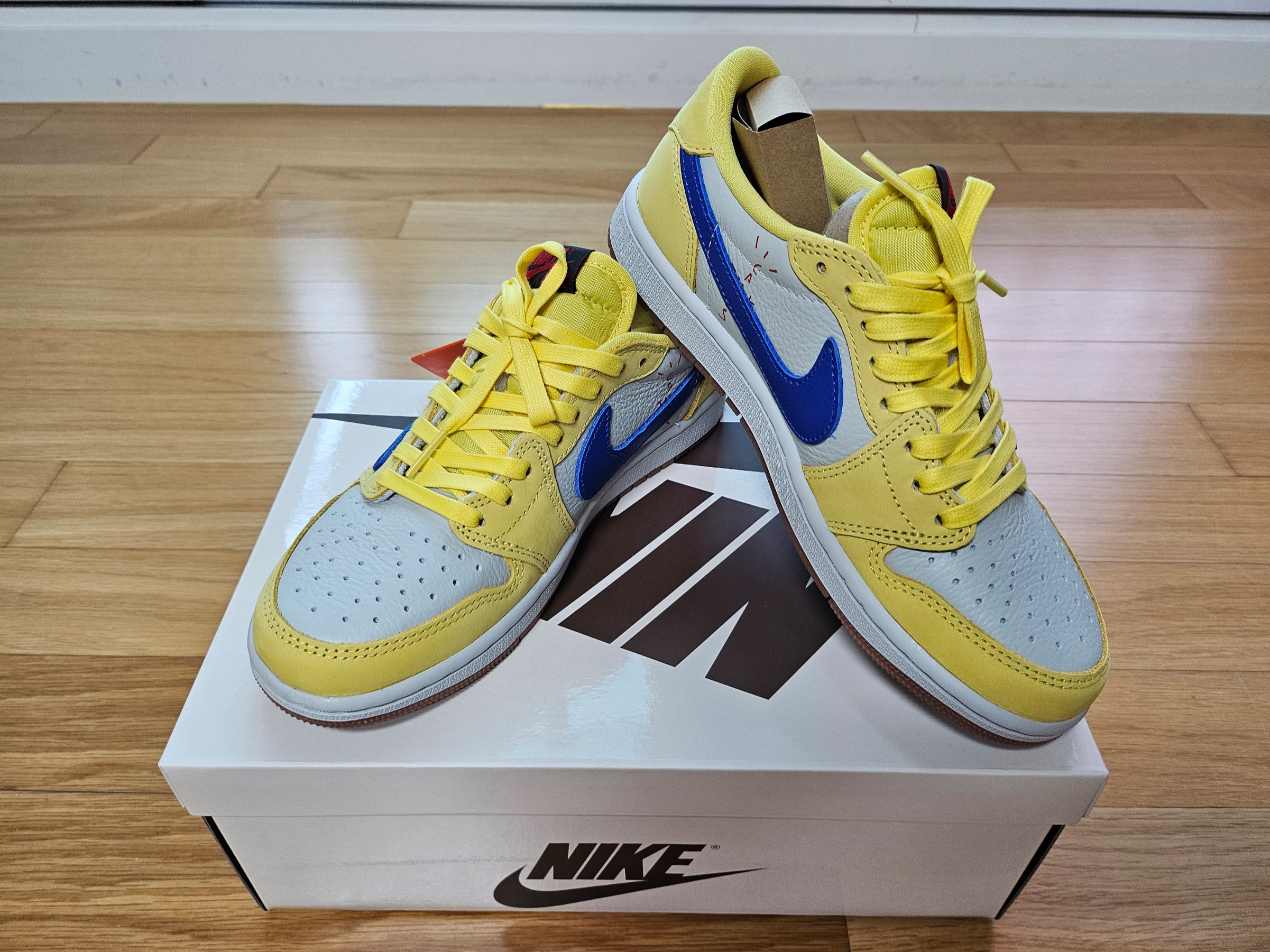 (W) Jordan 1 x Travis Scott Retro Low OG SP Canary 착용 스타일 - 2