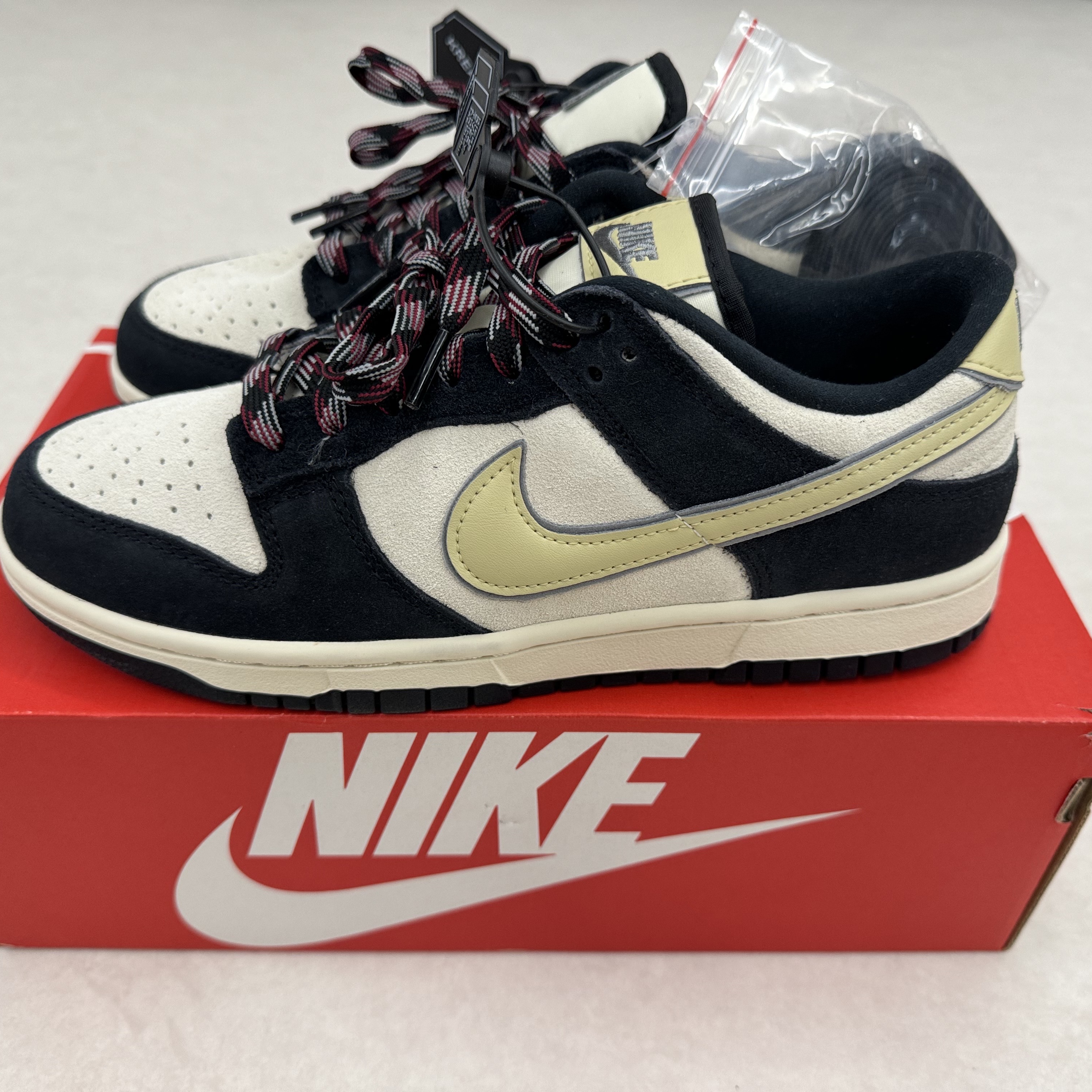 (W) Nike Dunk Low LX Black Suede 착용 스타일 - 1