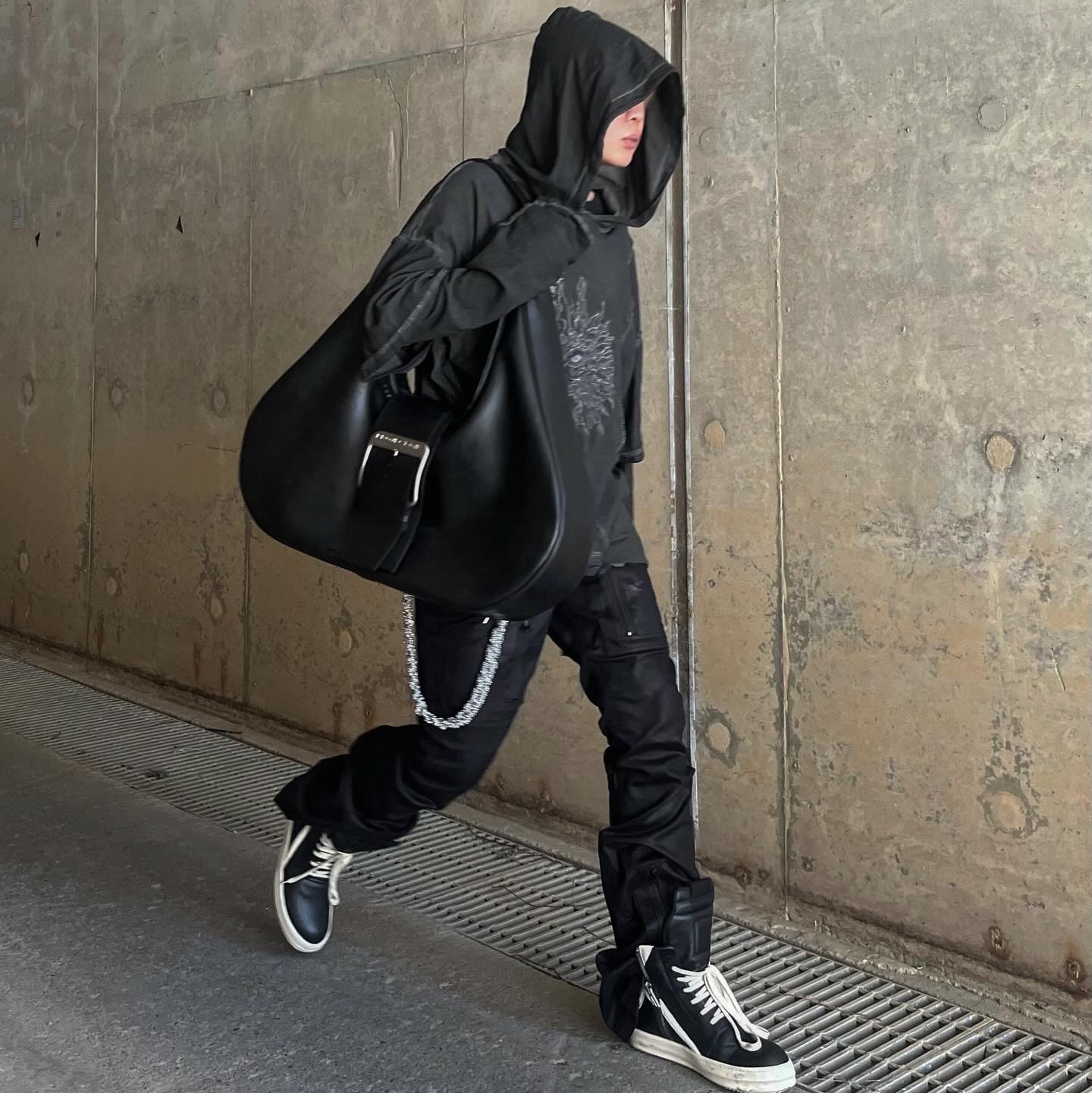 Rick Owens Geobasket Full Grain Calf Leather Strobe Sneakers Black Milk White, Project G/R Mega Buckle Hobo Bag Black 착용 스타일 - 1