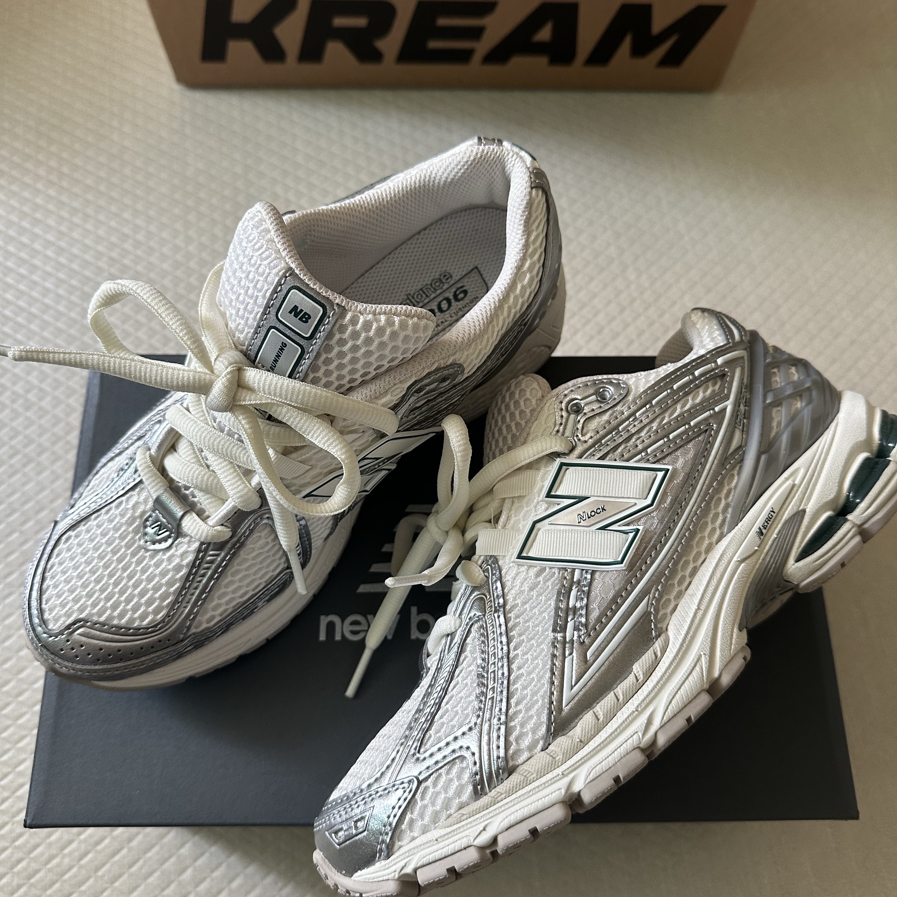 New Balance 1906R Silver Metallic Sea Salt 착용 스타일 - 2
