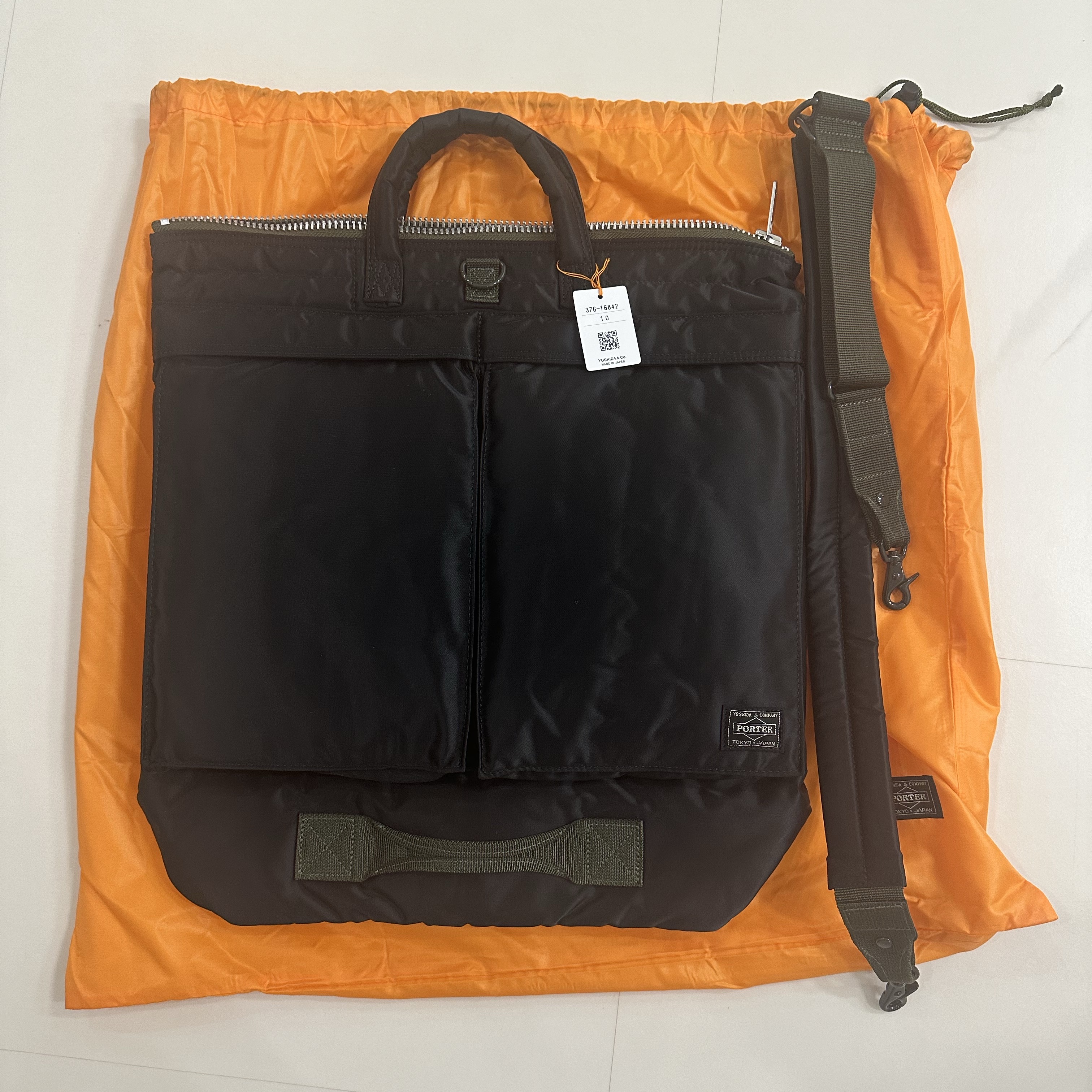 Porter PX Tanker 2Way Helmet Bag L Black 착용 스타일