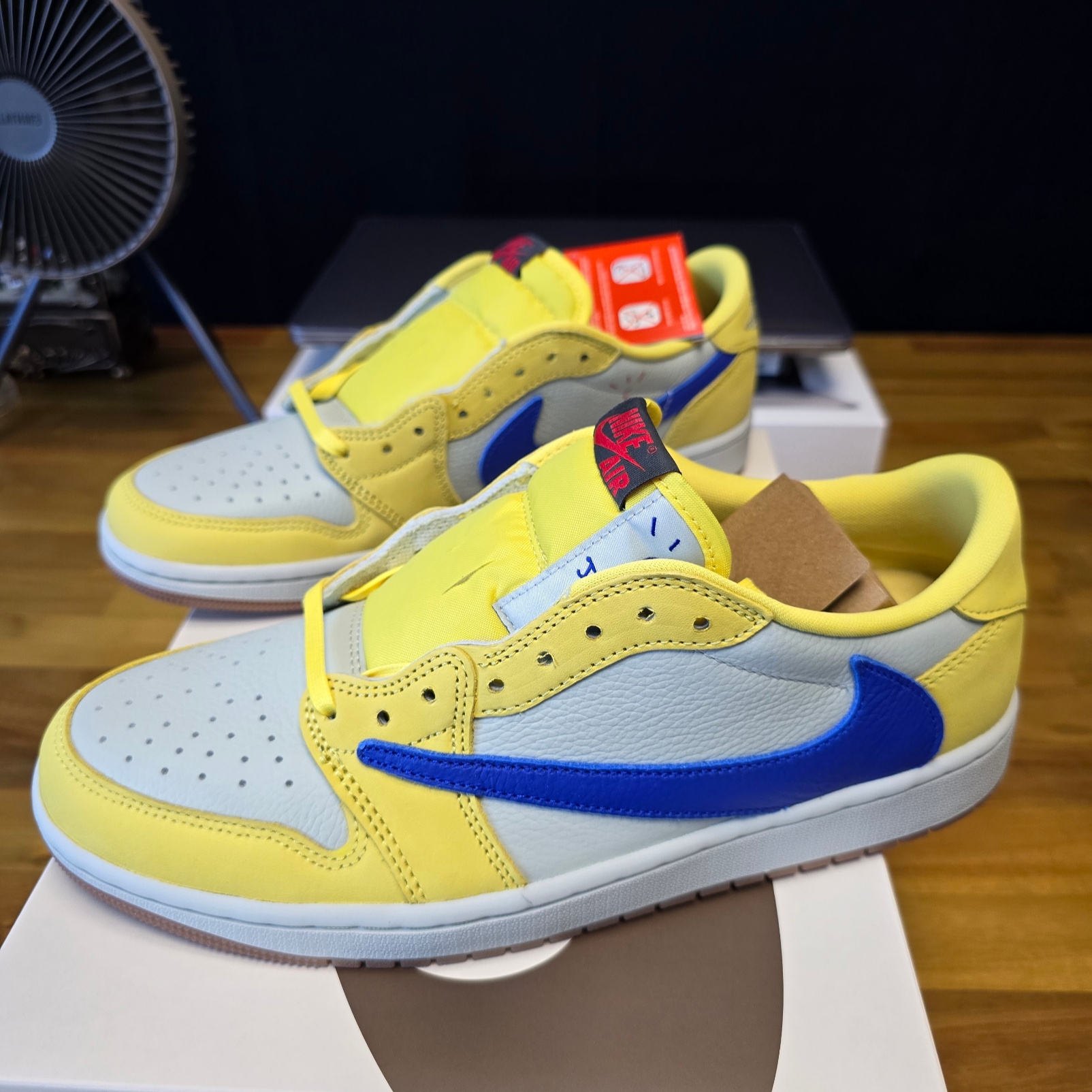 (W) Jordan 1 x Travis Scott Retro Low OG SP Canary 착용 스타일 - 1