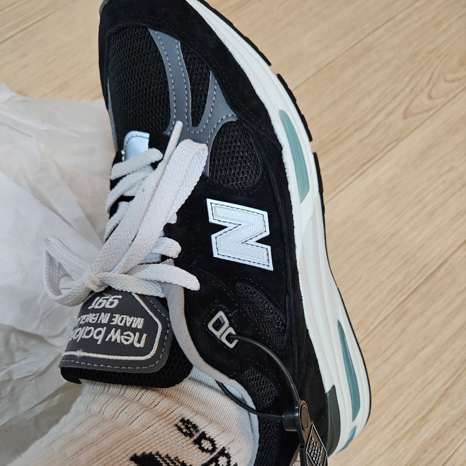 New Balance 991v2 Made in UK Black 착용 스타일 - 1