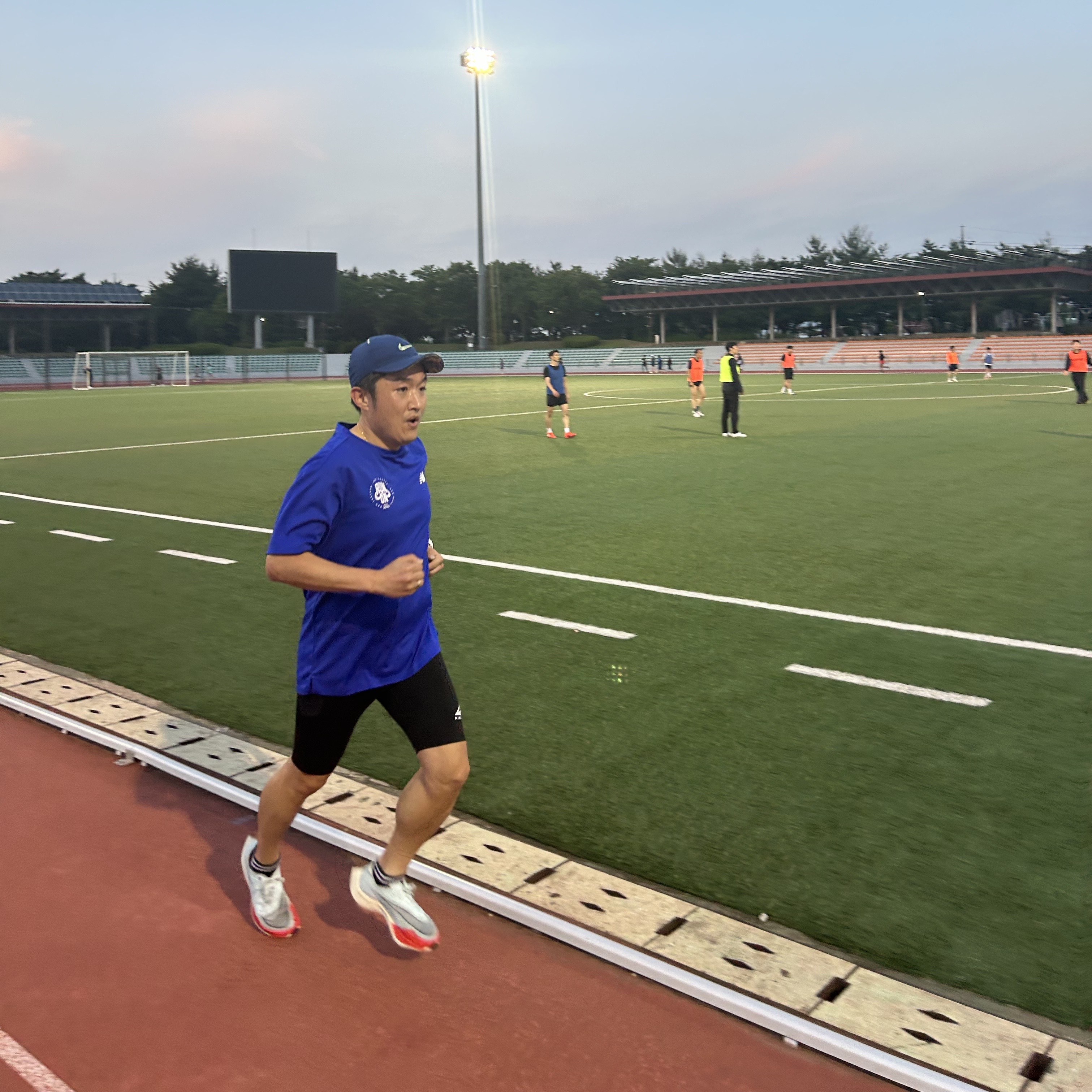 Nike ZoomX Vaporfly Next% 2 Glacier Blue 착용 스타일