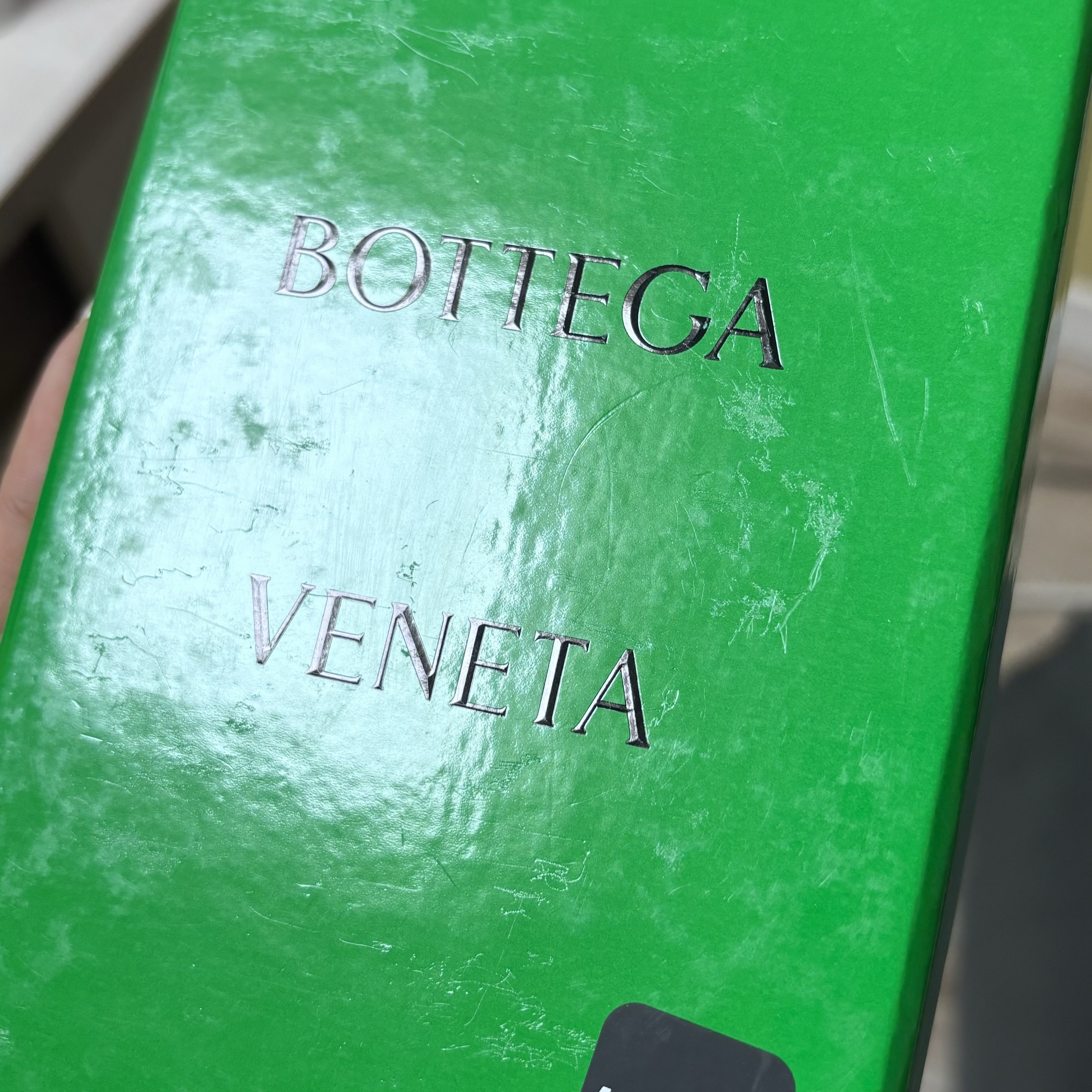 Bottega Veneta Credit Card Case Calfskin Black 착용 스타일