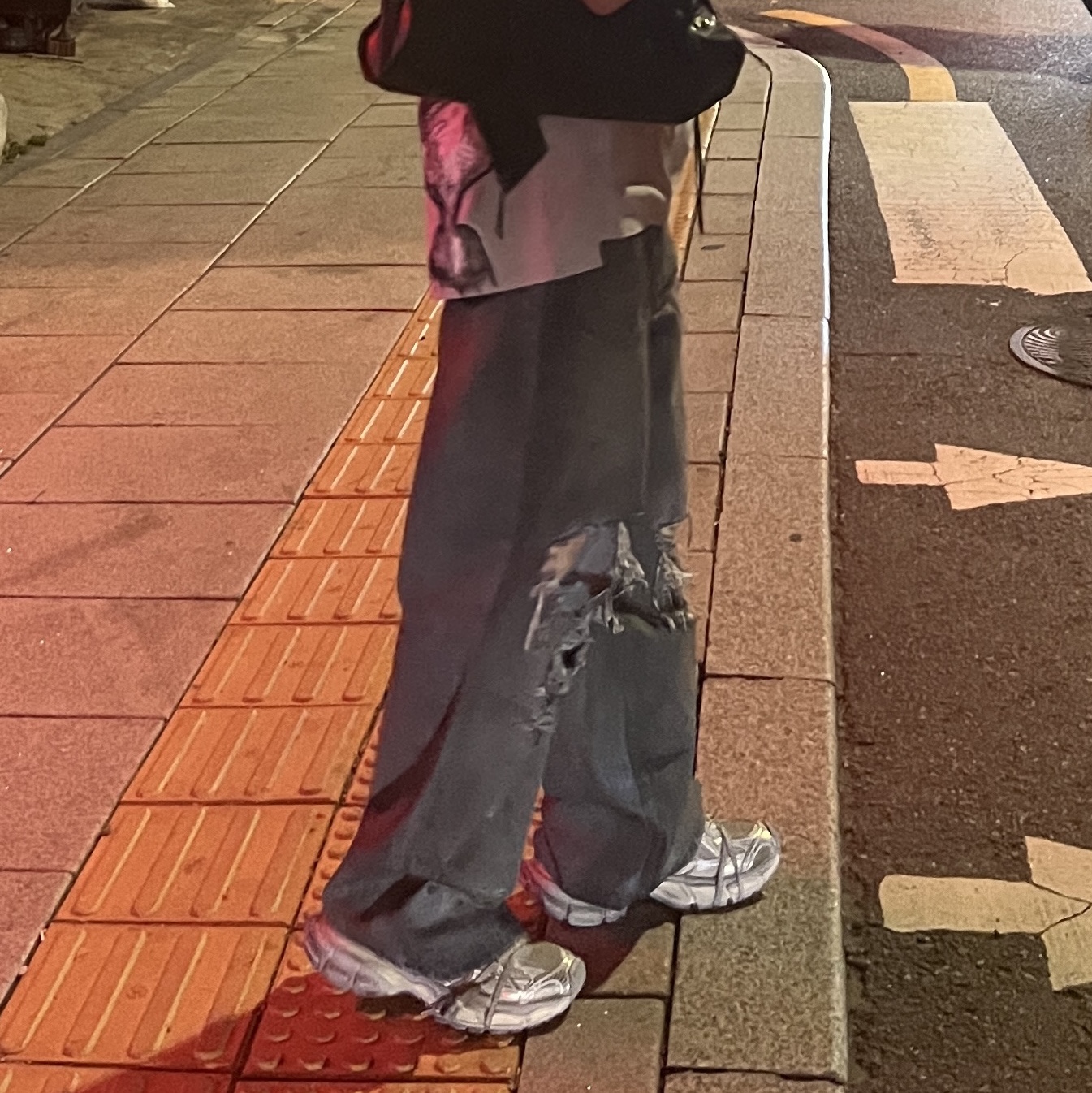 Balenciaga Patched Pockets Baggy Jeans Blue, Balenciaga 3XL Sneakers Light Beige 착용 스타일 - 3