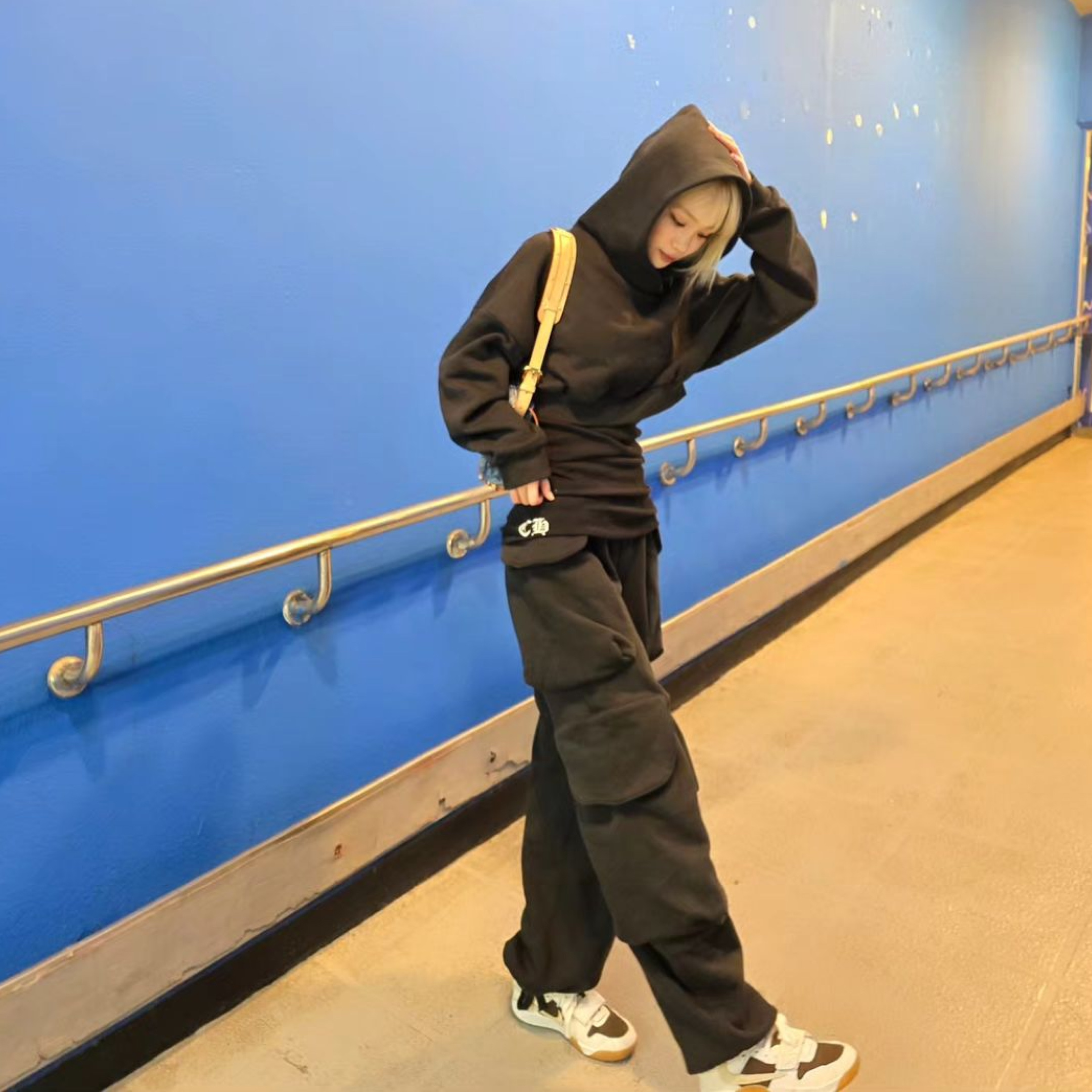 Jordan x Travis Scott Jumpman Jack TR Sail and Dark Mocha 착용 스타일 - 2