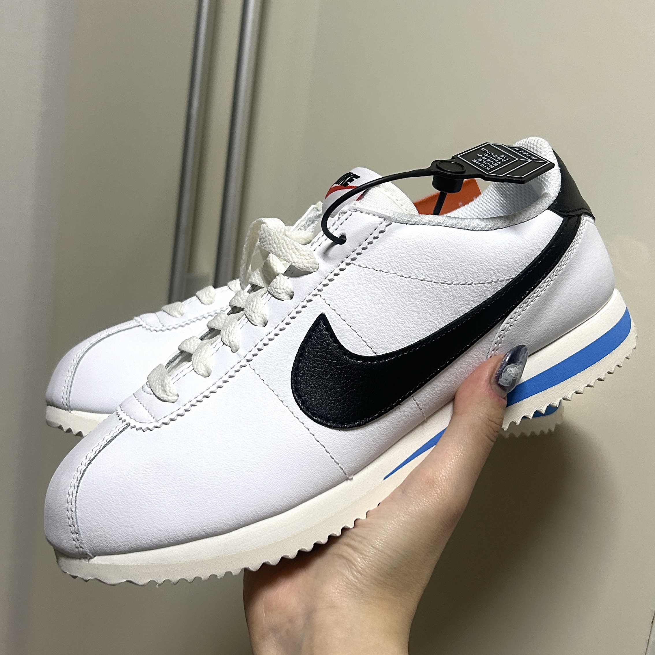 (W) Nike Cortez White and Black 착용 스타일 - 1