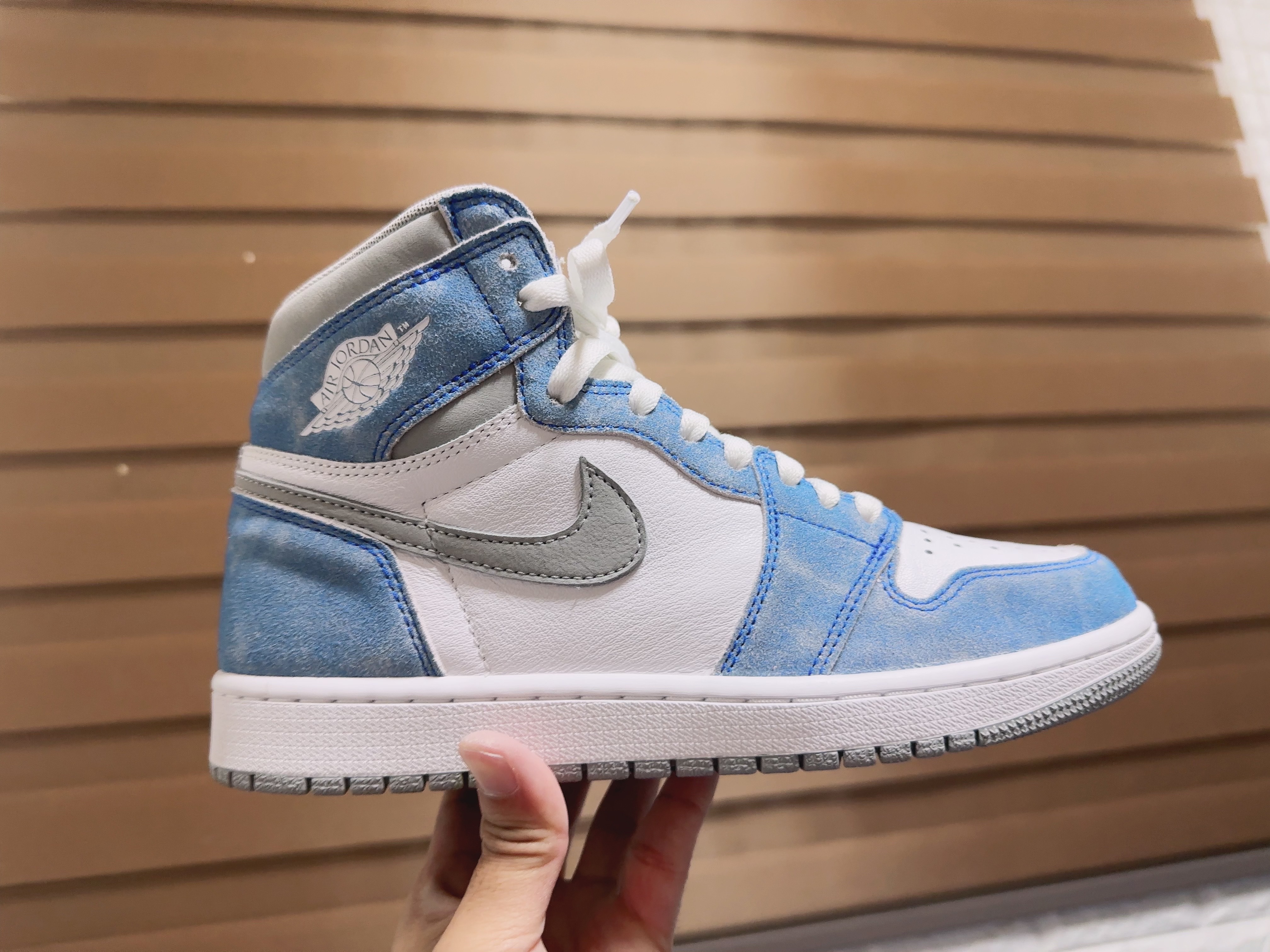 Jordan 1 Retro High OG Hyper Royal 착용 스타일 - 4