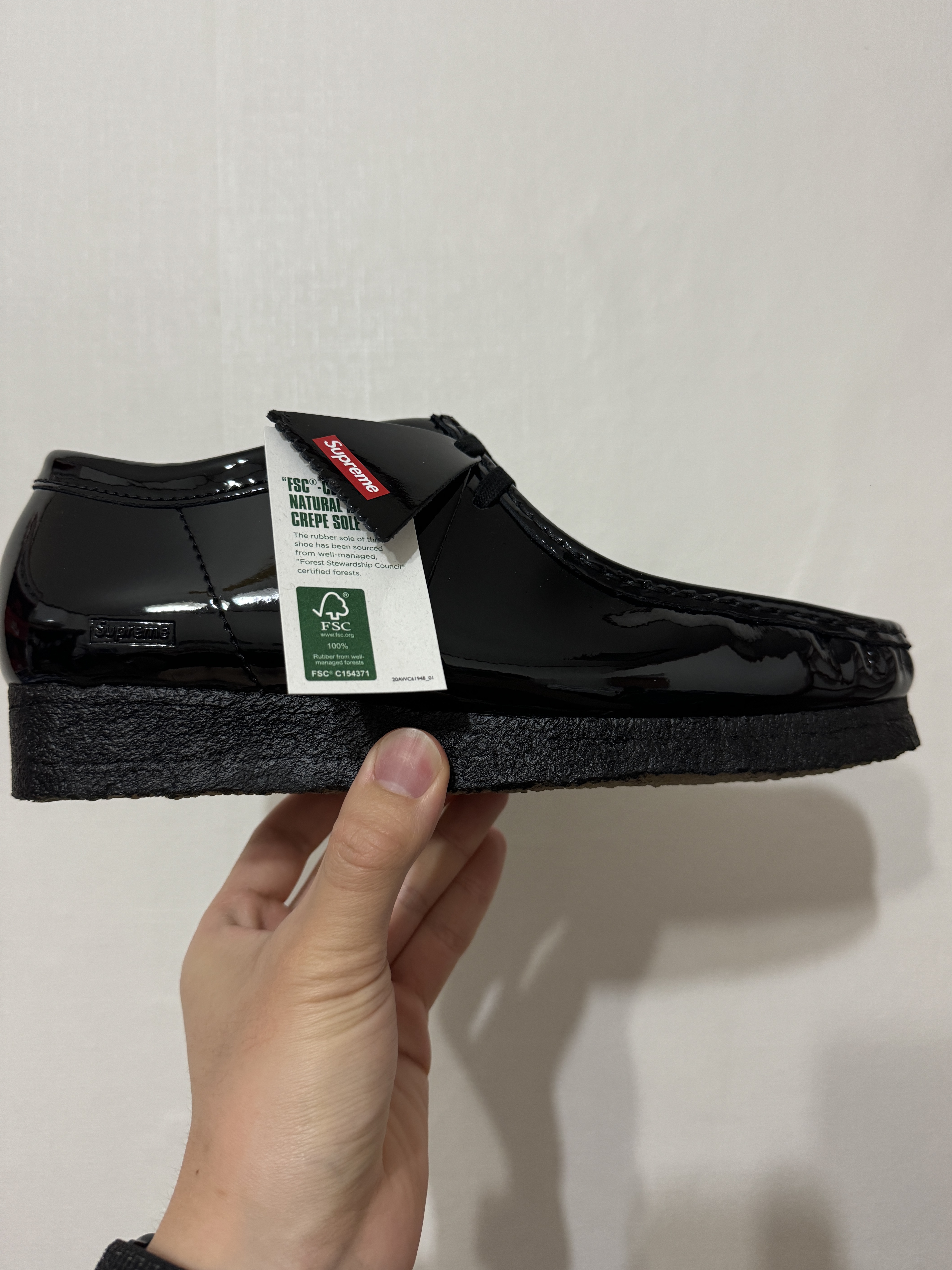Clarks x Supreme Patent Leather Wallabee Black 착용 스타일 - 2