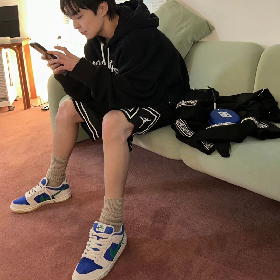 Nike SB Dunk Low Pro Phantom and Hyper Royal 착용 스타일 - 2