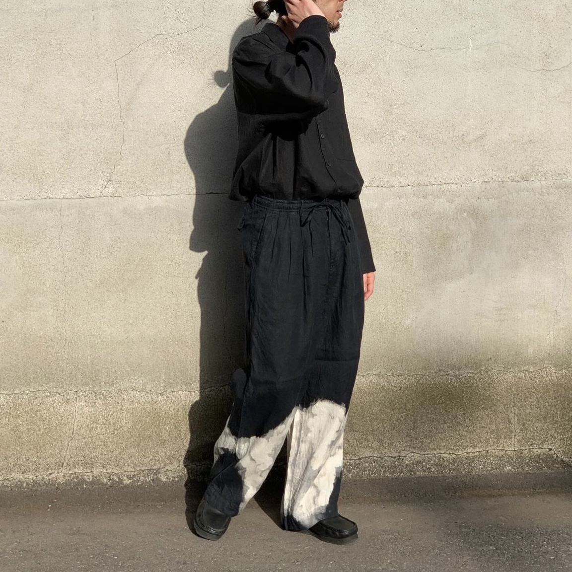 Markaware Triple Pleated Easy Trousers Cloudy Bleaching 착용 스타일 - 4