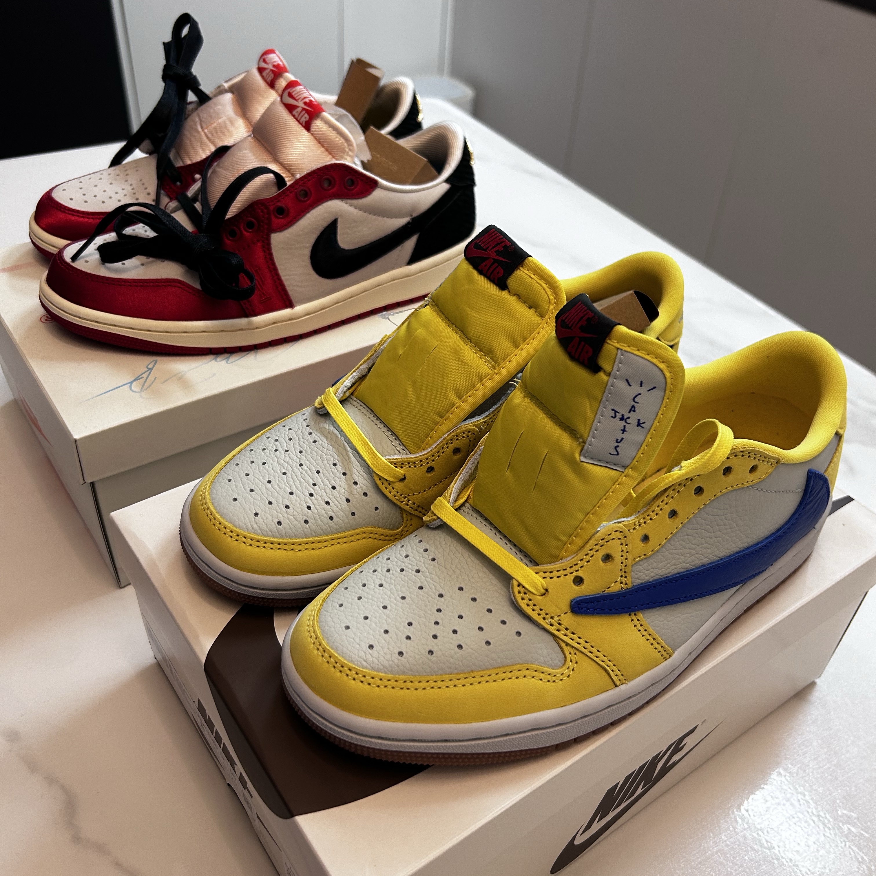 (W) Jordan 1 x Travis Scott Retro Low OG SP Canary, Jordan 1 x Trophy Room Retro Low OG SP Sail Varsity Red 착용 스타일