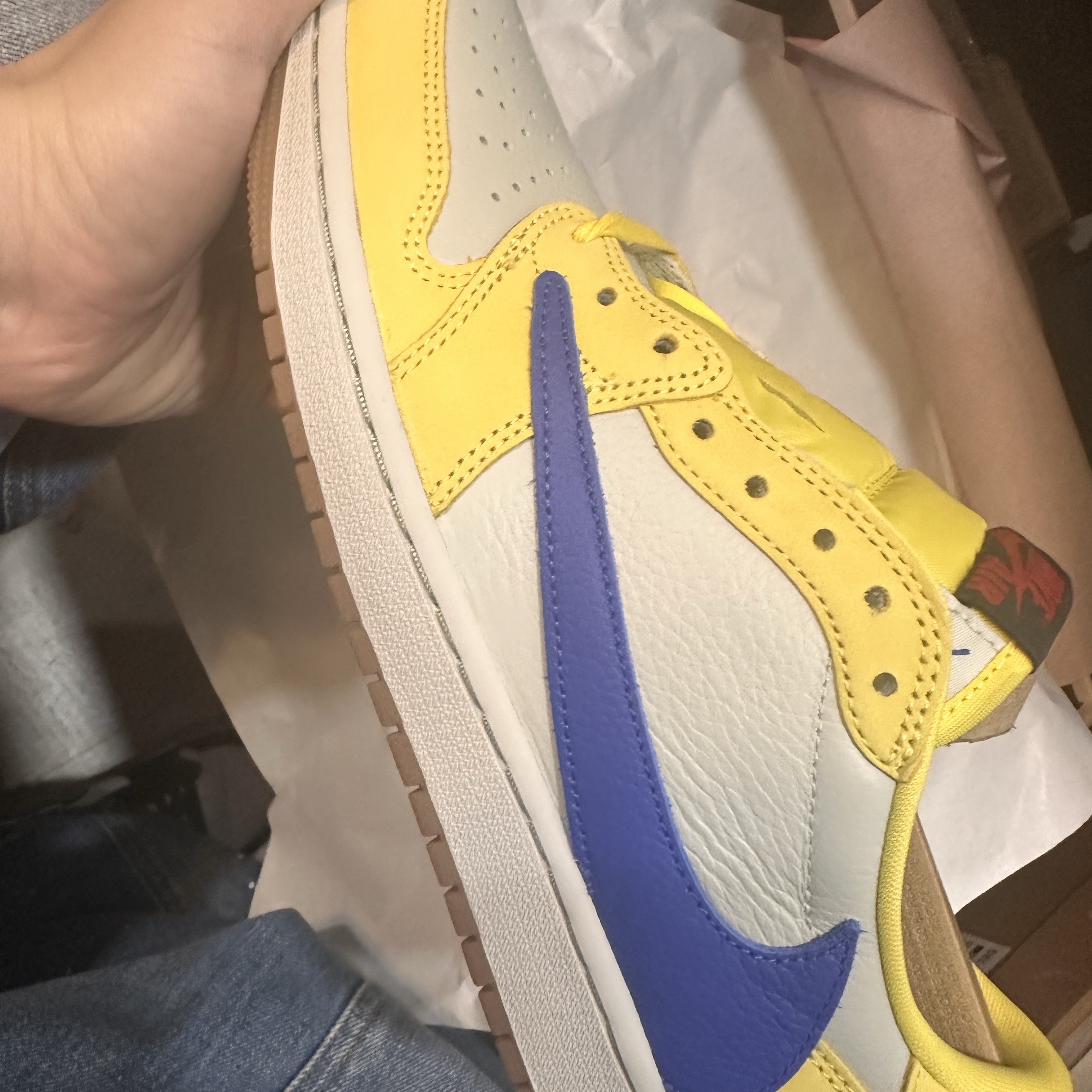 (W) Jordan 1 x Travis Scott Retro Low OG SP Canary 착용 스타일 - 3