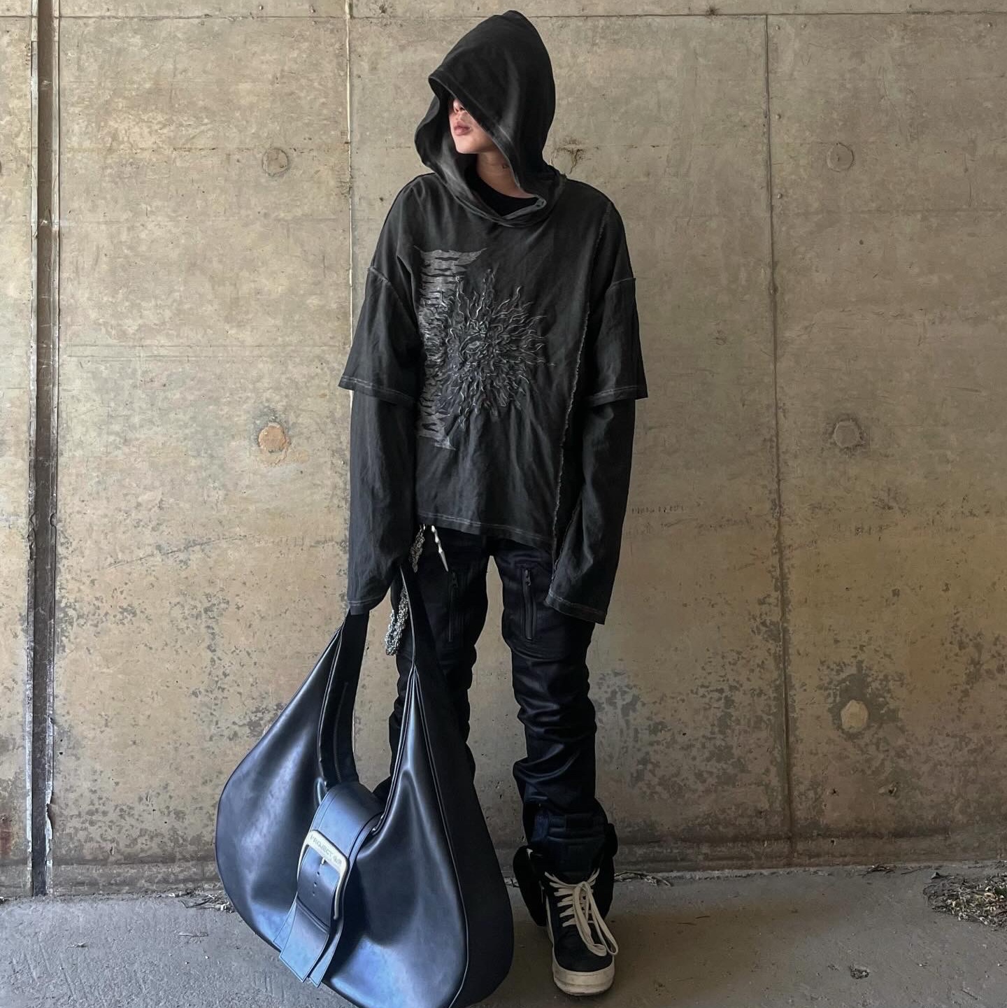 Rick Owens Geobasket Full Grain Calf Leather Strobe Sneakers Black Milk White, Project G/R Mega Buckle Hobo Bag Black 착용 스타일 - 3