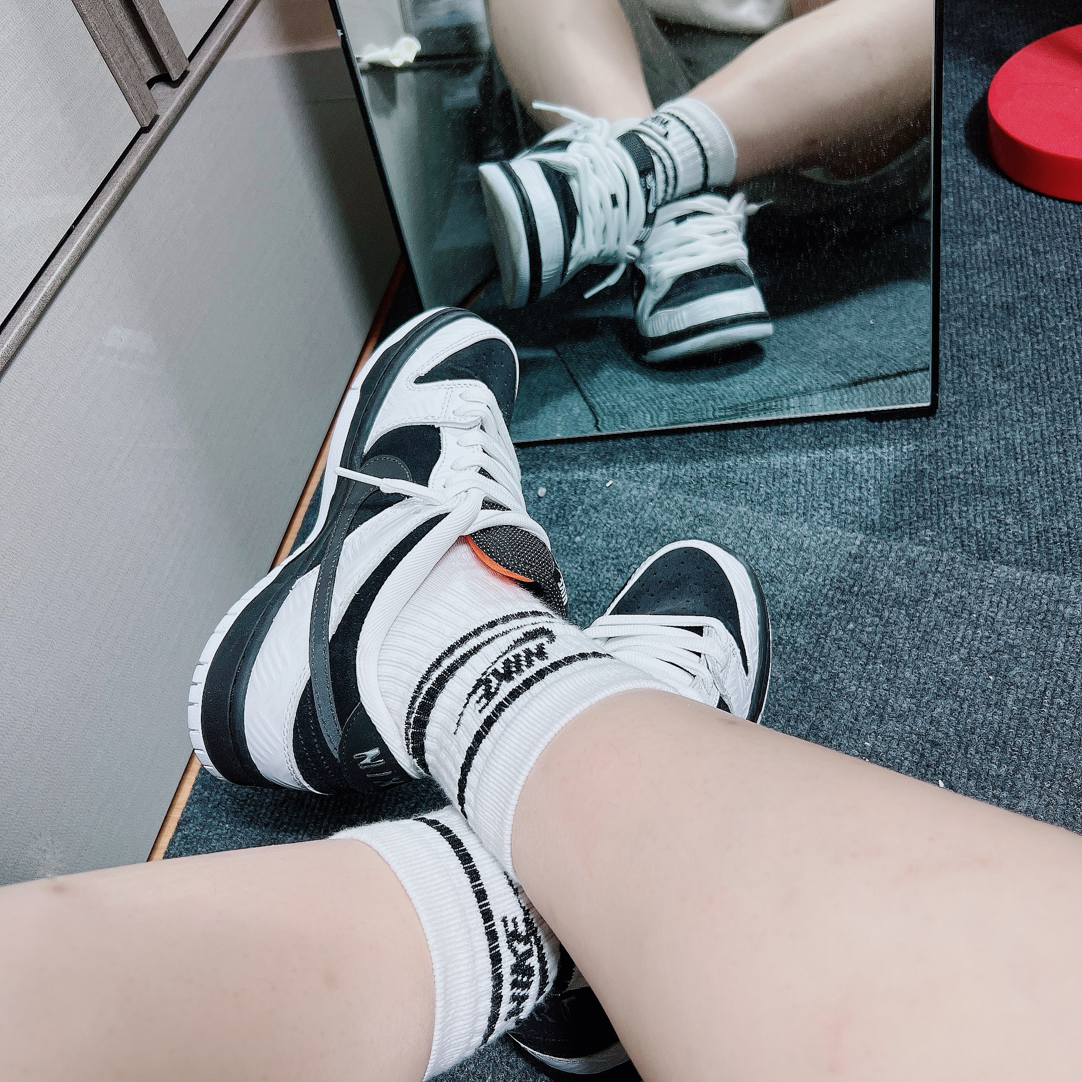 Nike x Tightbooth SB Dunk Low Pro Black and White 착용 스타일 - 2