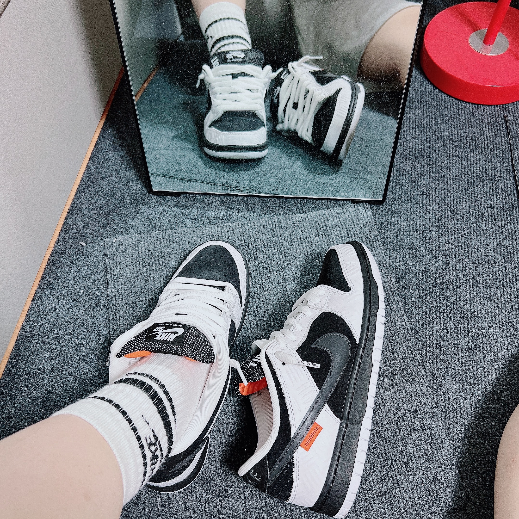 Nike x Tightbooth SB Dunk Low Pro Black and White 착용 스타일 - 4