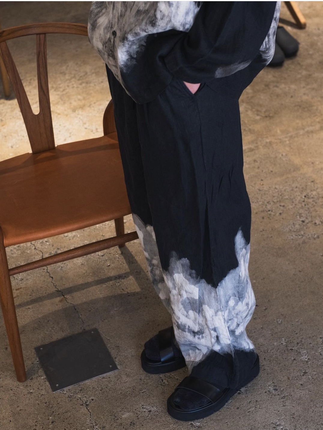 Markaware Triple Pleated Easy Trousers Cloudy Bleaching 착용 스타일 - 2