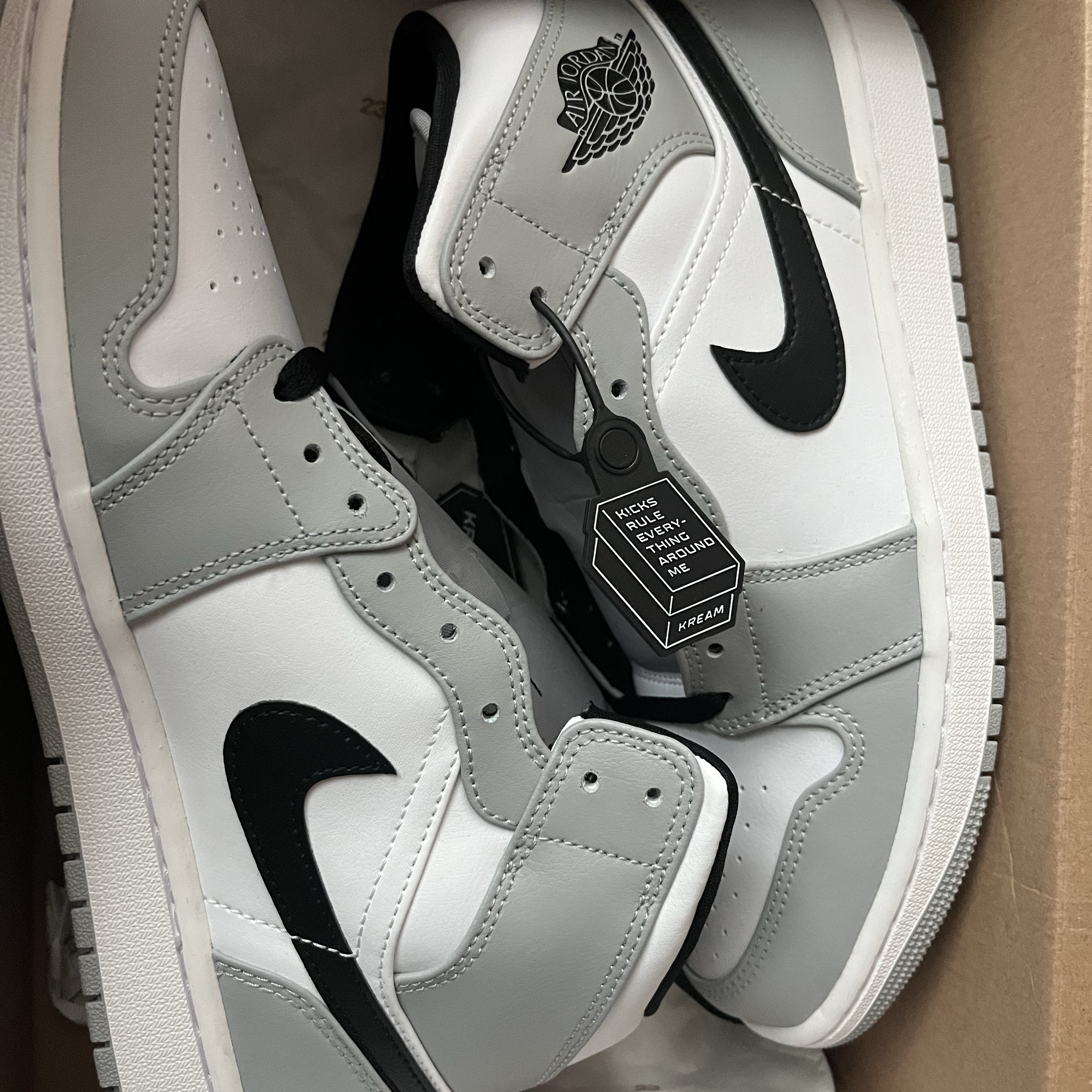 Jordan 1 Mid Light Smoke Grey 착용 스타일