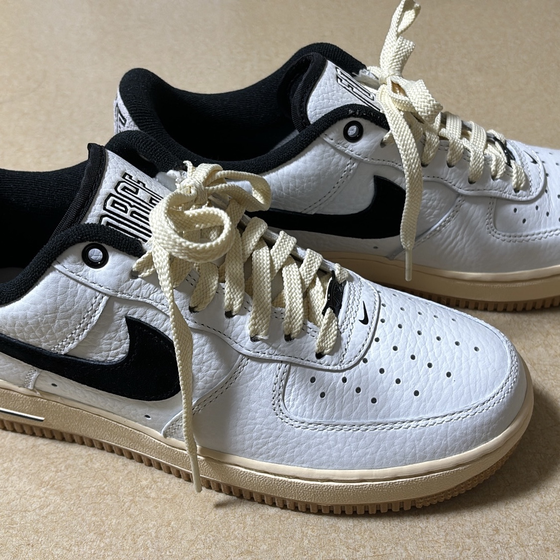 (W) Nike Air Force 1 '07 LX Black and Summit White 착용 스타일