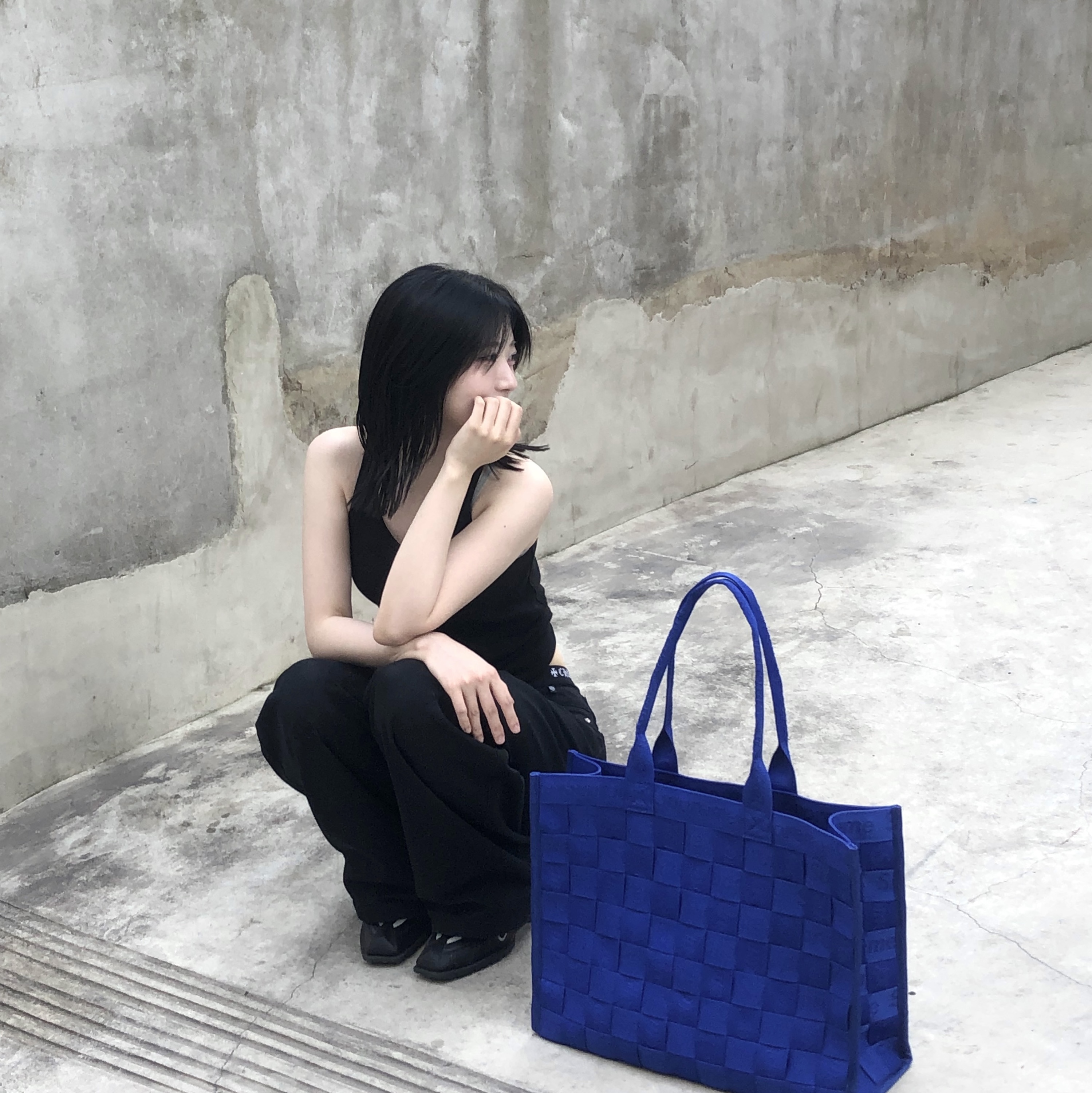 Supreme Woven Tote Royal - 24SS, Supreme Woven Tote Black - 24SS 착용 스타일