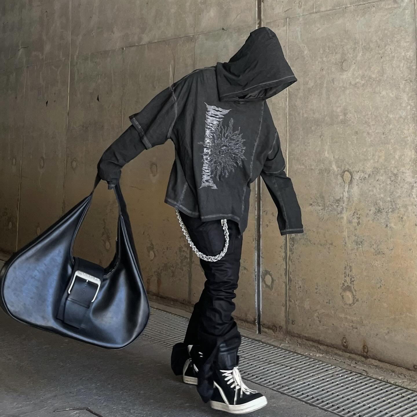 Rick Owens Geobasket Full Grain Calf Leather Strobe Sneakers Black Milk White, Project G/R Mega Buckle Hobo Bag Black 착용 스타일 - 4