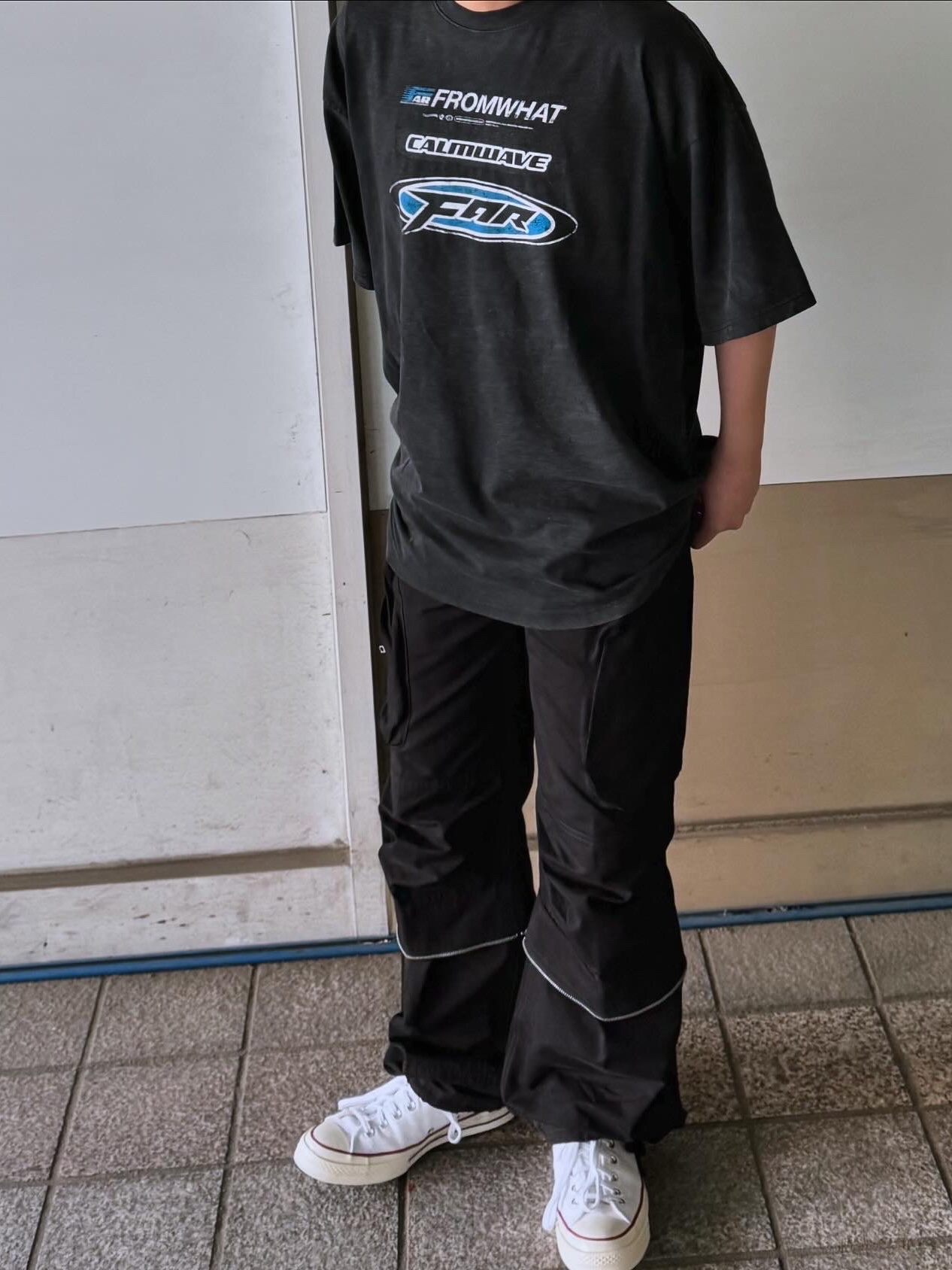 Farfromwhat Far Washed Logo T-Shirt Black, Farfromwhat Far Round Cargo Pants Black 착용 스타일 - 1