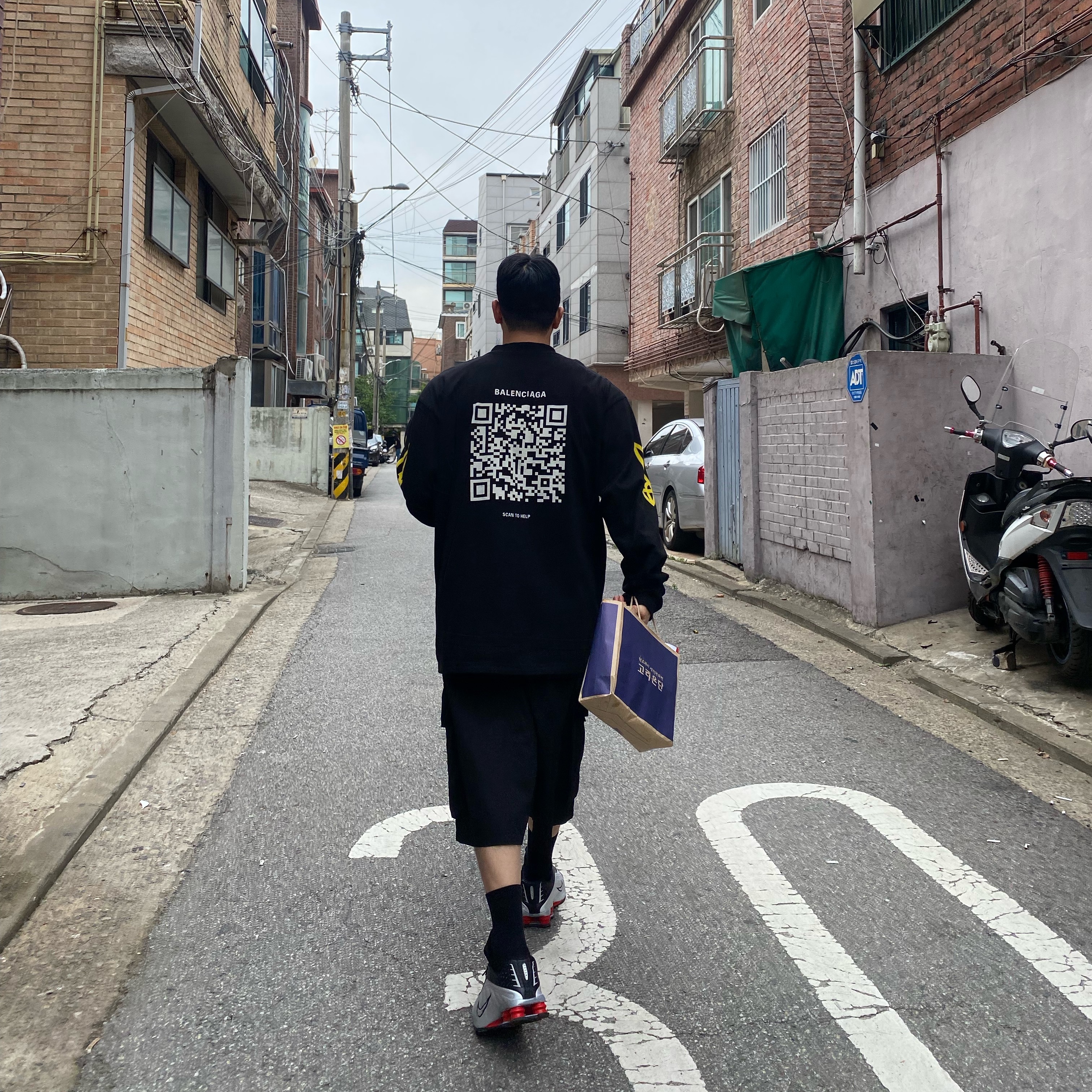 발렌시아가 서포트 우크라이나 롱슬리브 티셔츠 블랙, 발렌시아가 BB 아이콘 네클리스 앤틱 실버 착용 스타일 - 4