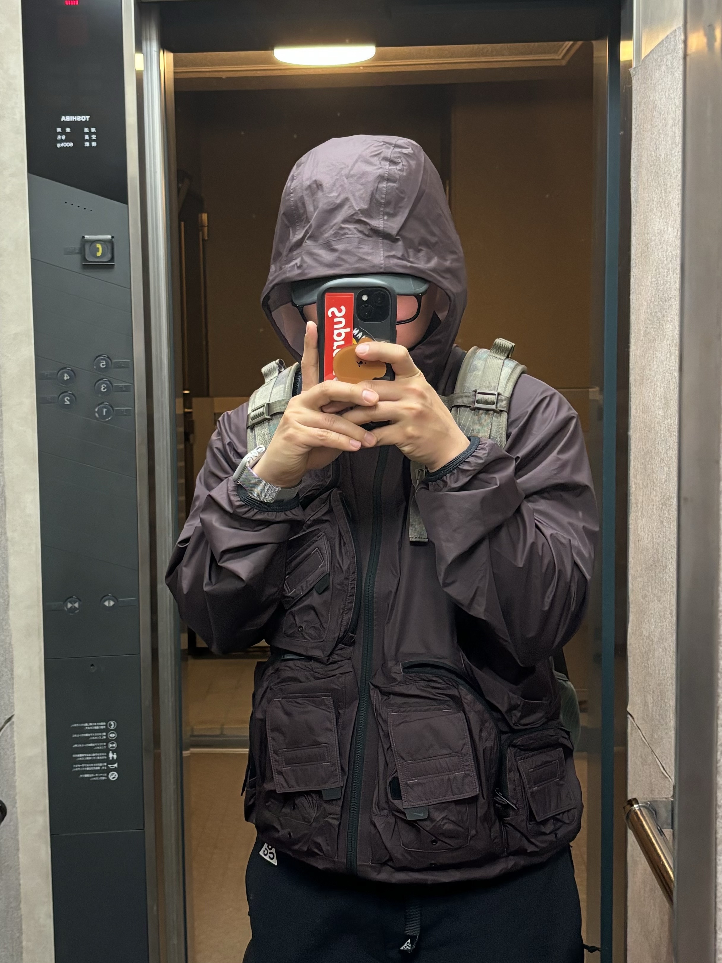 Nike ACG Cargo Shorts Black - Asia, Nike x Drake Nocta NRG LR Track Jacket Dark Wine (DR2618-646) 착용 스타일 - 2