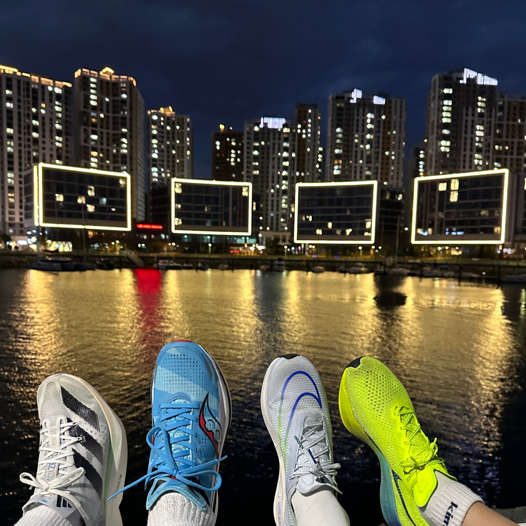 Adidas Adizero Adios Pro 3 Cloud White Core Black, Saucony Endorphin Speed 3 Chicago Blue White 착용 스타일 - 8