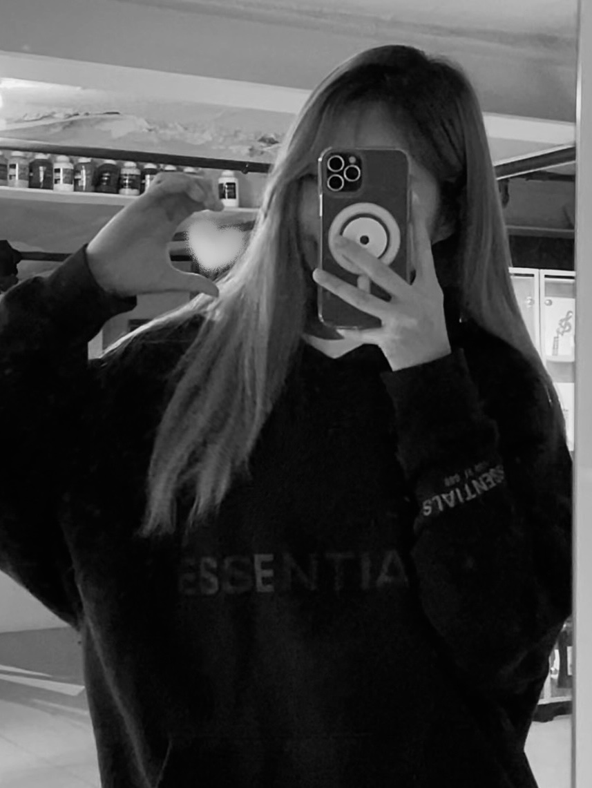 Essentials Logo Hoodie Navy/Dark Navy - Ssense Exclusive, Adidas Samba OG Black White Gum 착용 스타일 - 3