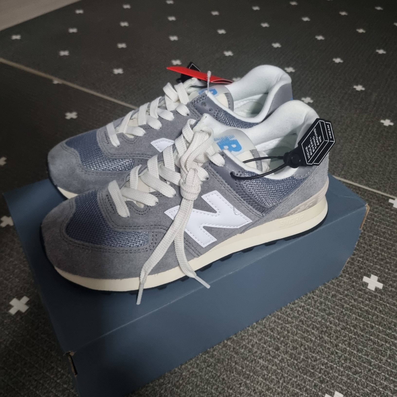 New Balance 574 Heritage Gray 착용 스타일 - 1