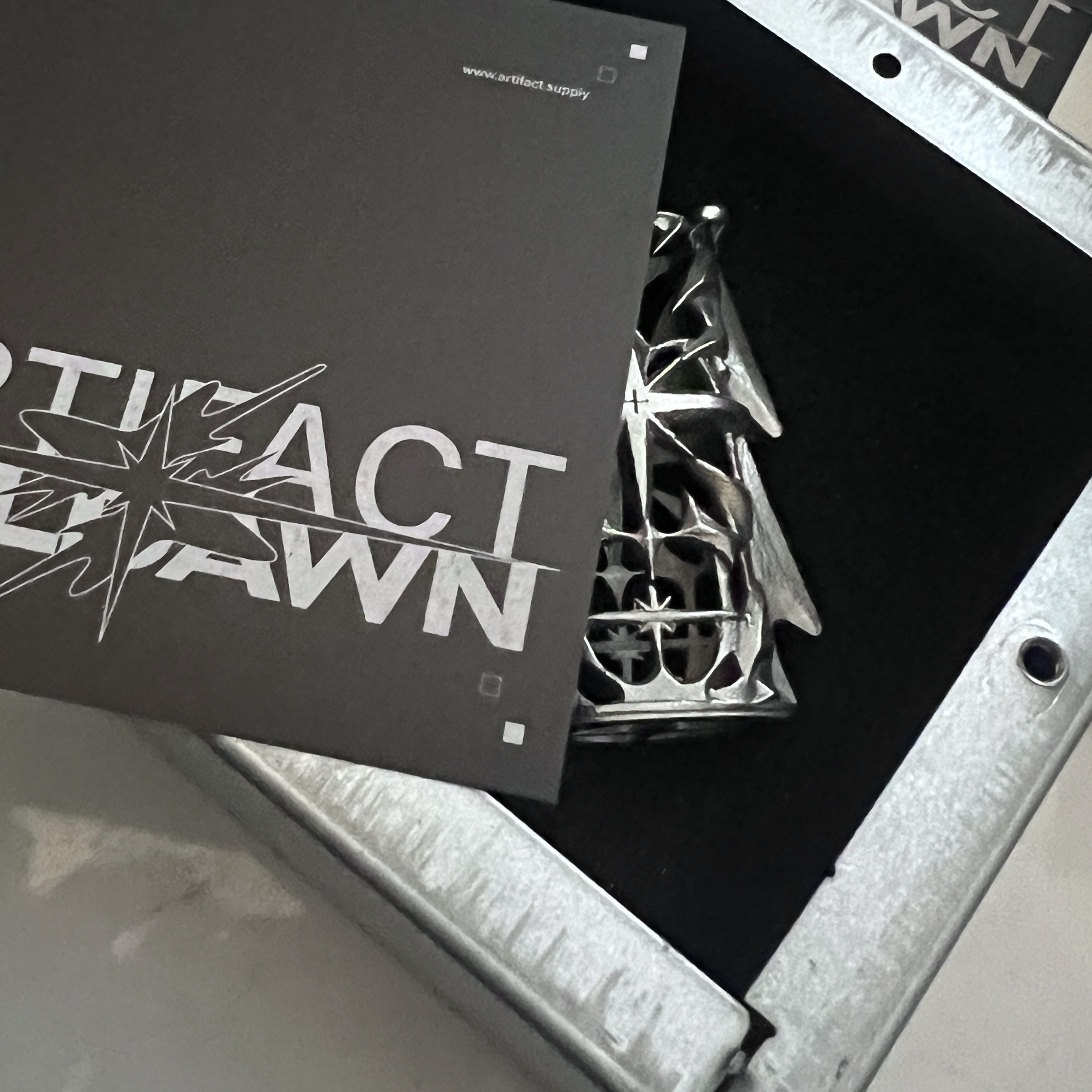 Test Artifact x Tilldawn Shard Lighter Case Leak Steel, Test Artifact Shard Lighter Case 002 Steel 착용 스타일 - 2