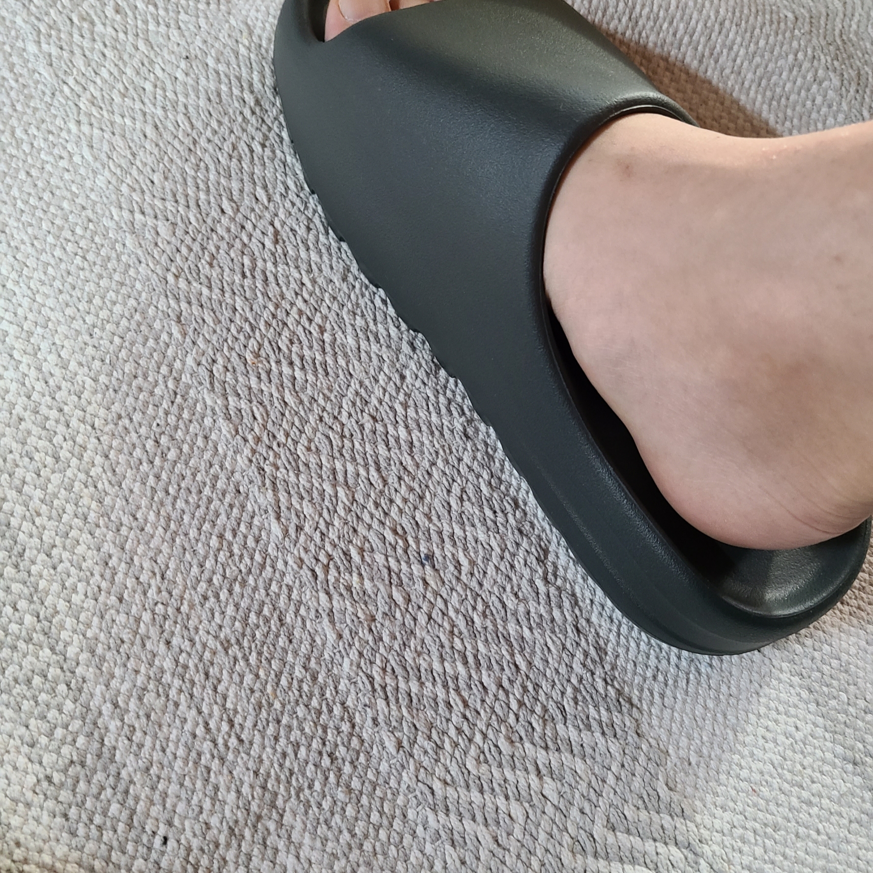 Adidas Yeezy Slide Dark Onyx 2024 착용 스타일 - 4