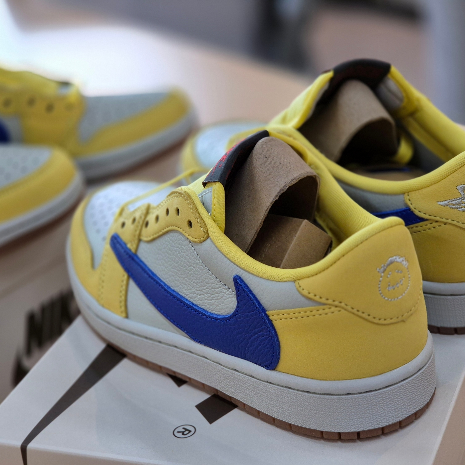 (W) Jordan 1 x Travis Scott Retro Low OG SP Canary 착용 스타일 - 5